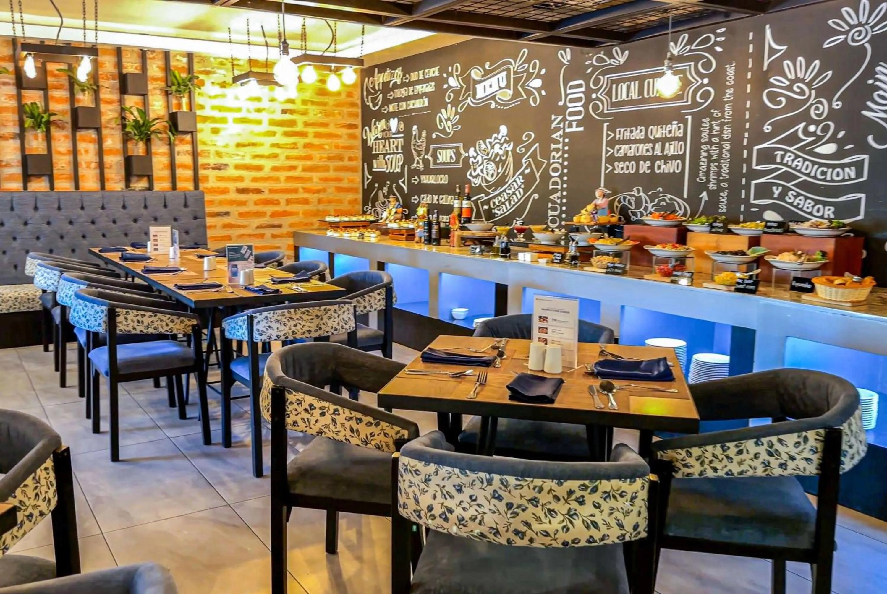 Restaurant/places to eat in Wyndham Garden Quito