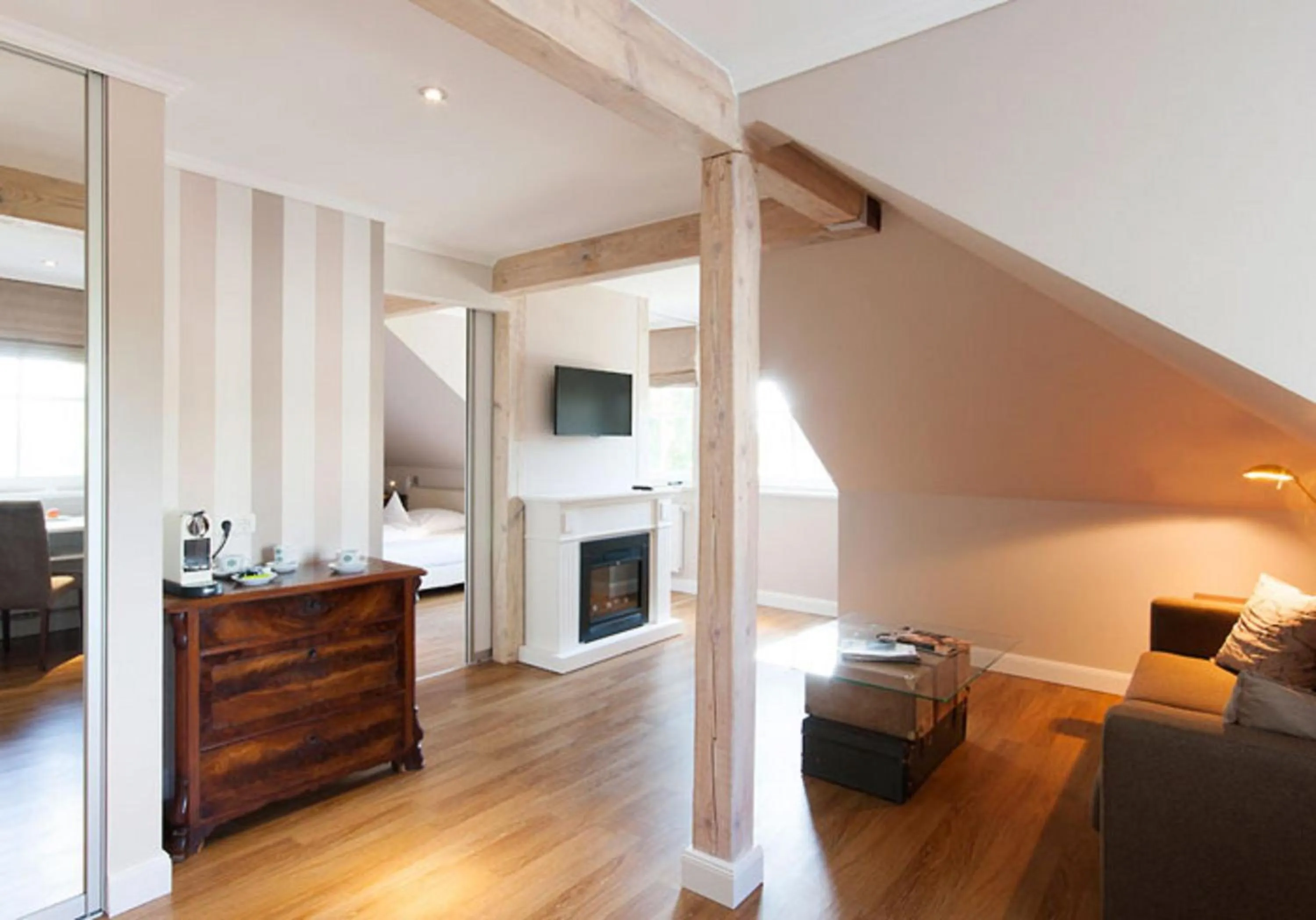 Photo of the whole room in Tiemann's Hotel