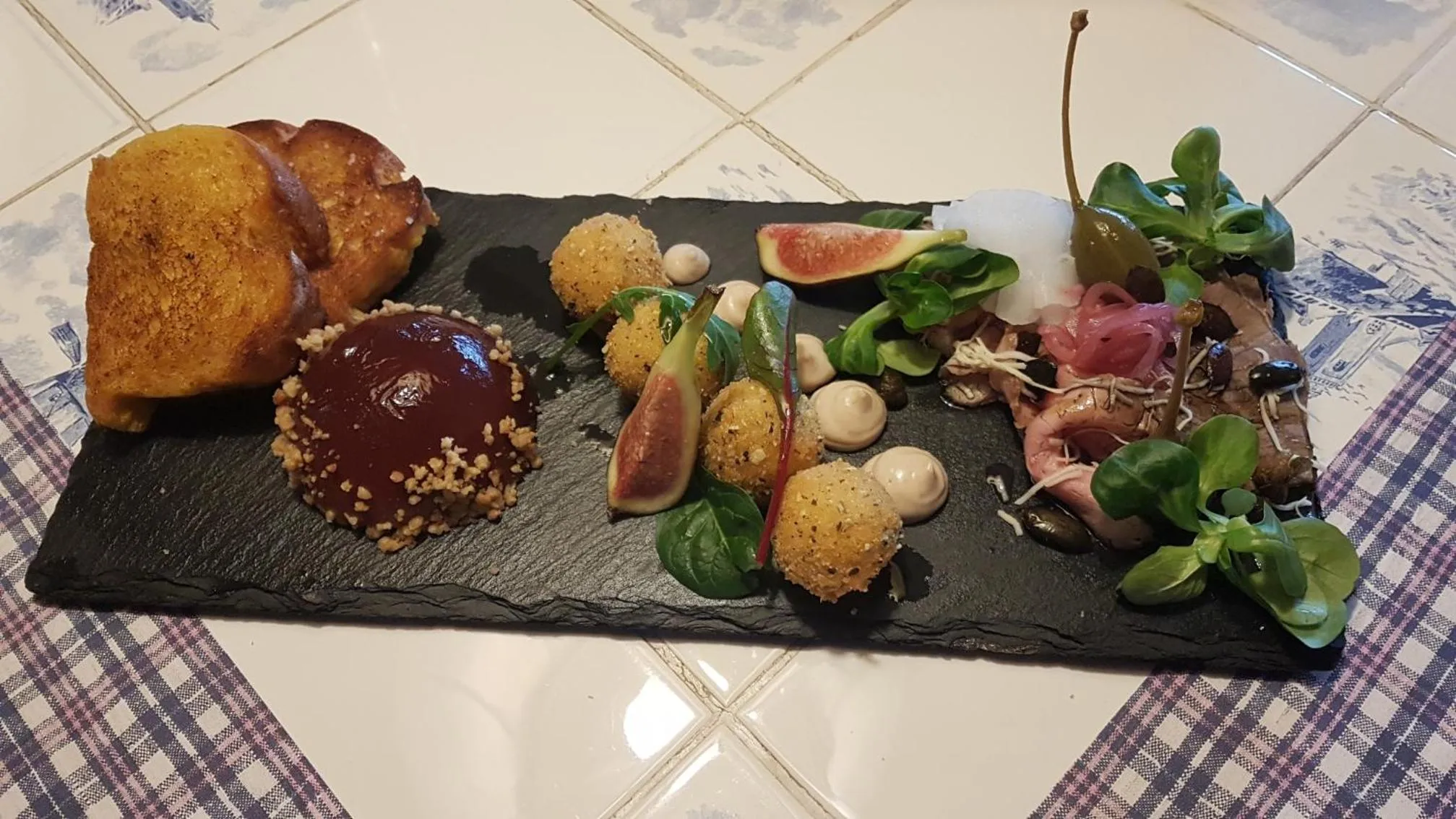 Restaurant/places to eat in Tiemann's Hotel