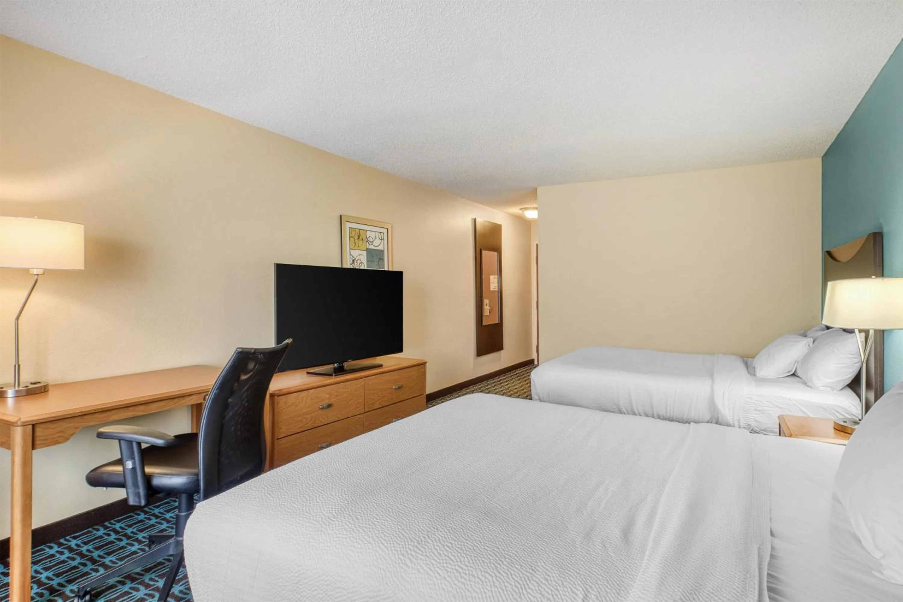 Bedroom, Bed in SureStay by Best Western Mount Pleasant Racine