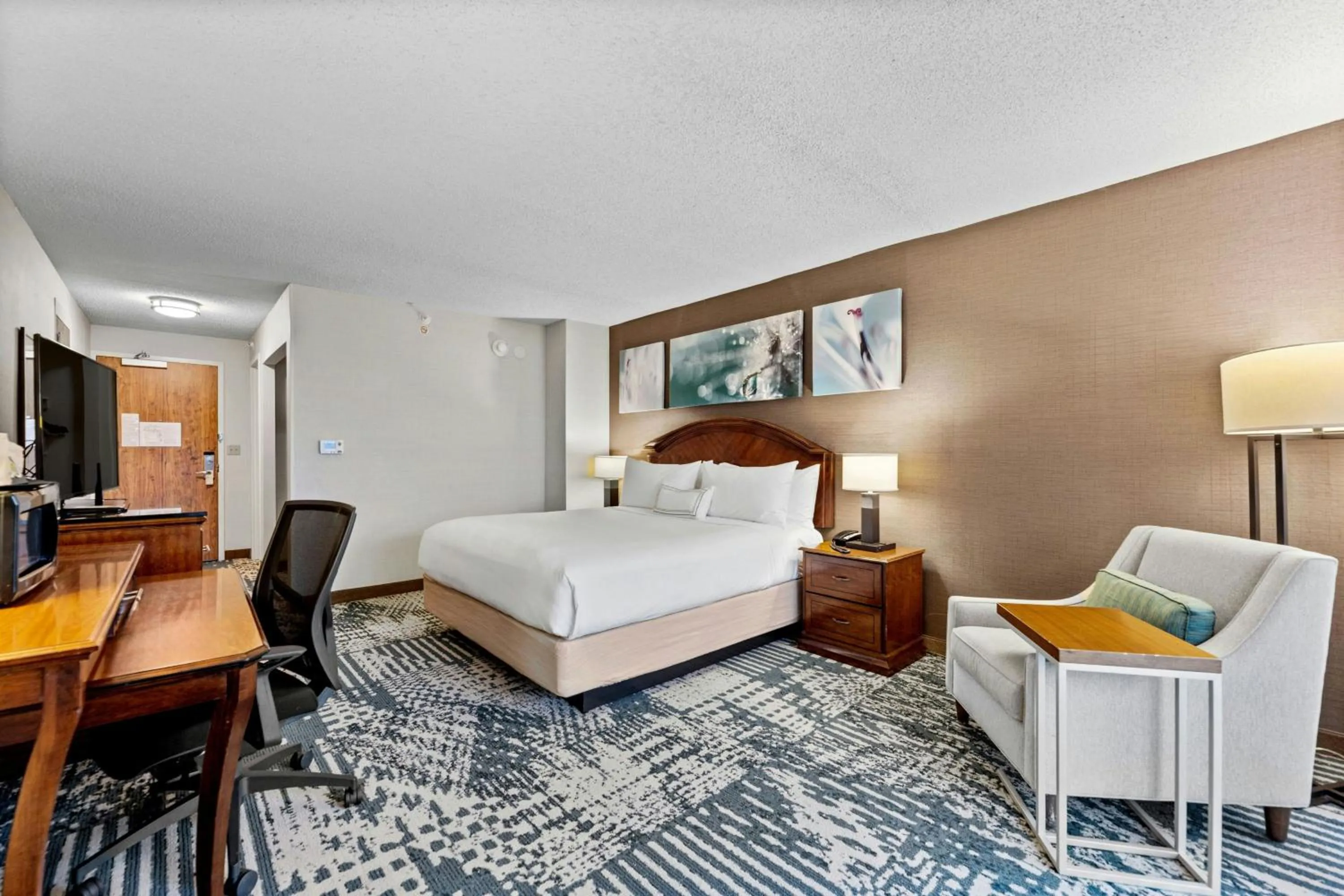 Photo of the whole room, Bed in Delta Hotels by Marriott Mount Pleasant