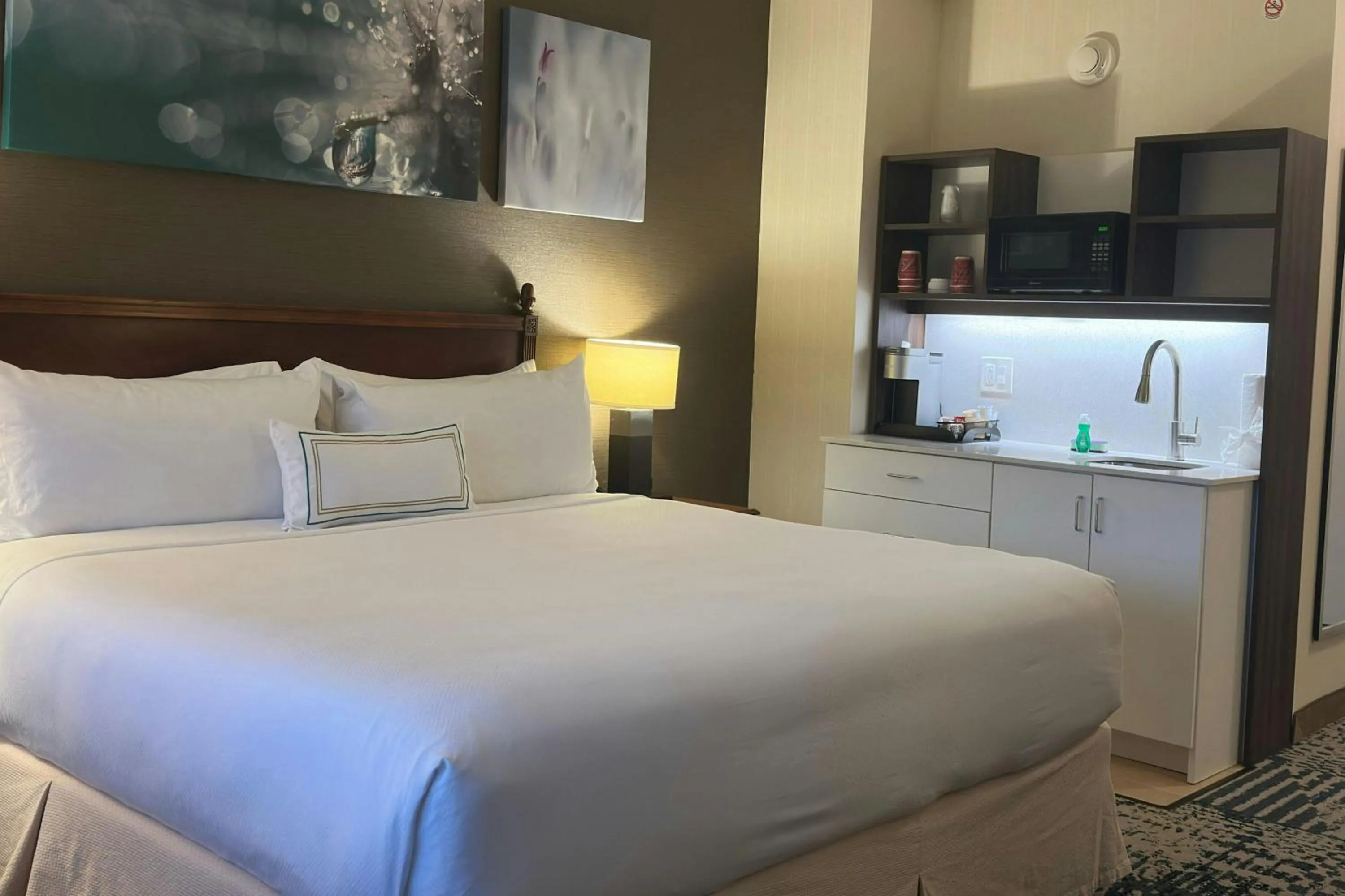 Kitchen or kitchenette, Bed in Delta Hotels by Marriott Mount Pleasant