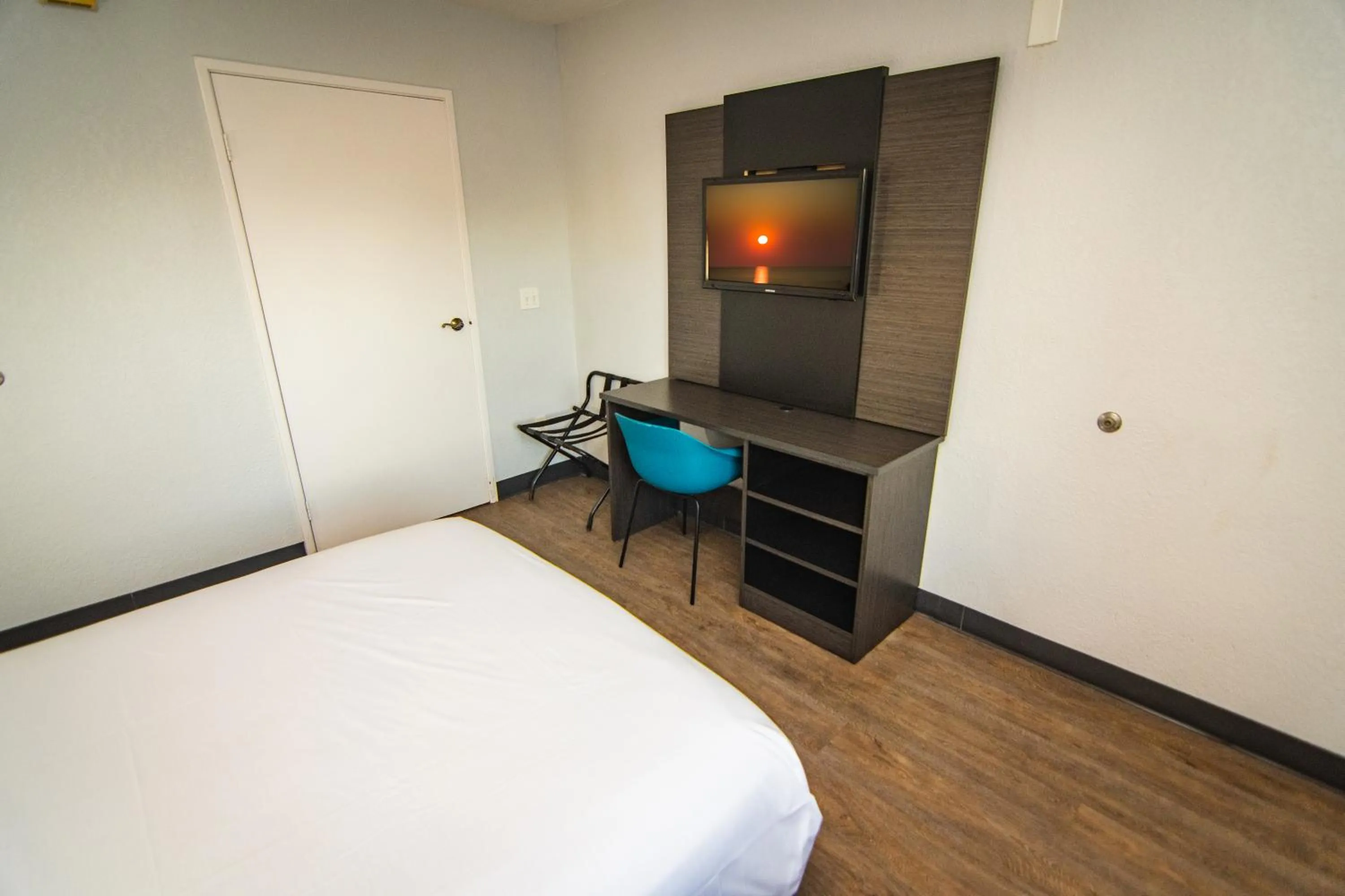 Bed in Motel 6-Lakeland, FL