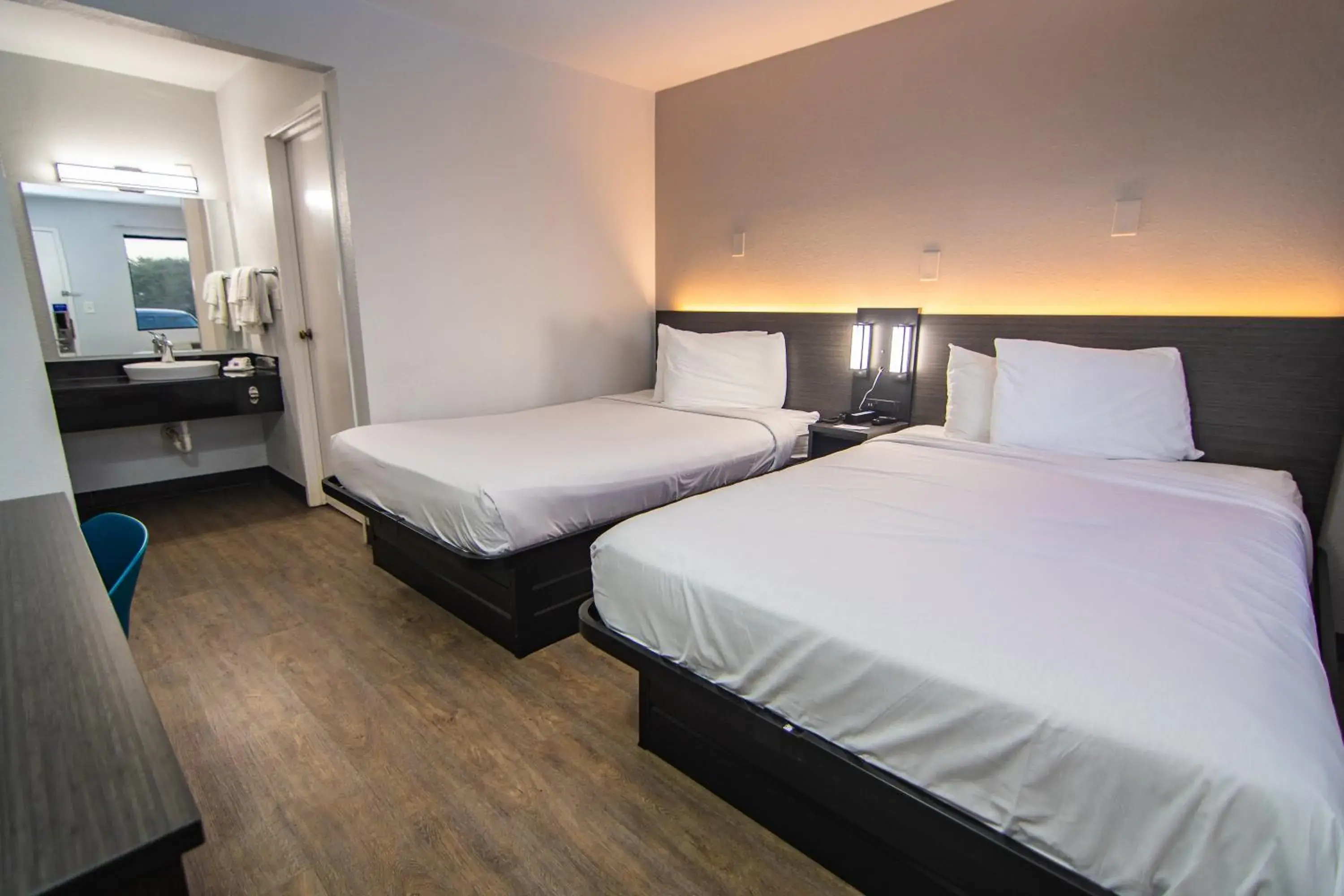 Quadruple Room in Motel 6-Lakeland, FL Quadruple Room in Motel 6-Lakeland, FL