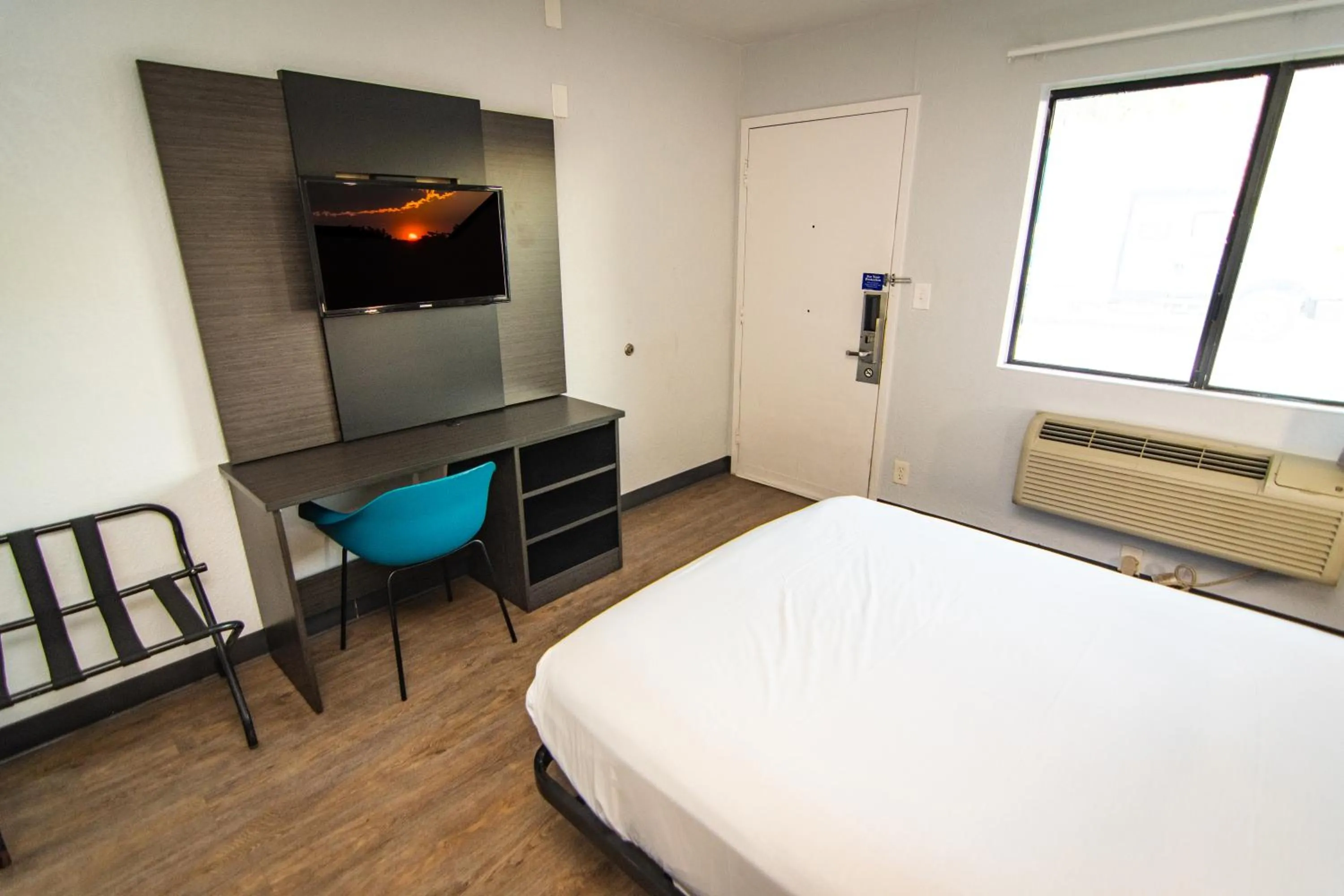 Bed in Motel 6-Lakeland, FL