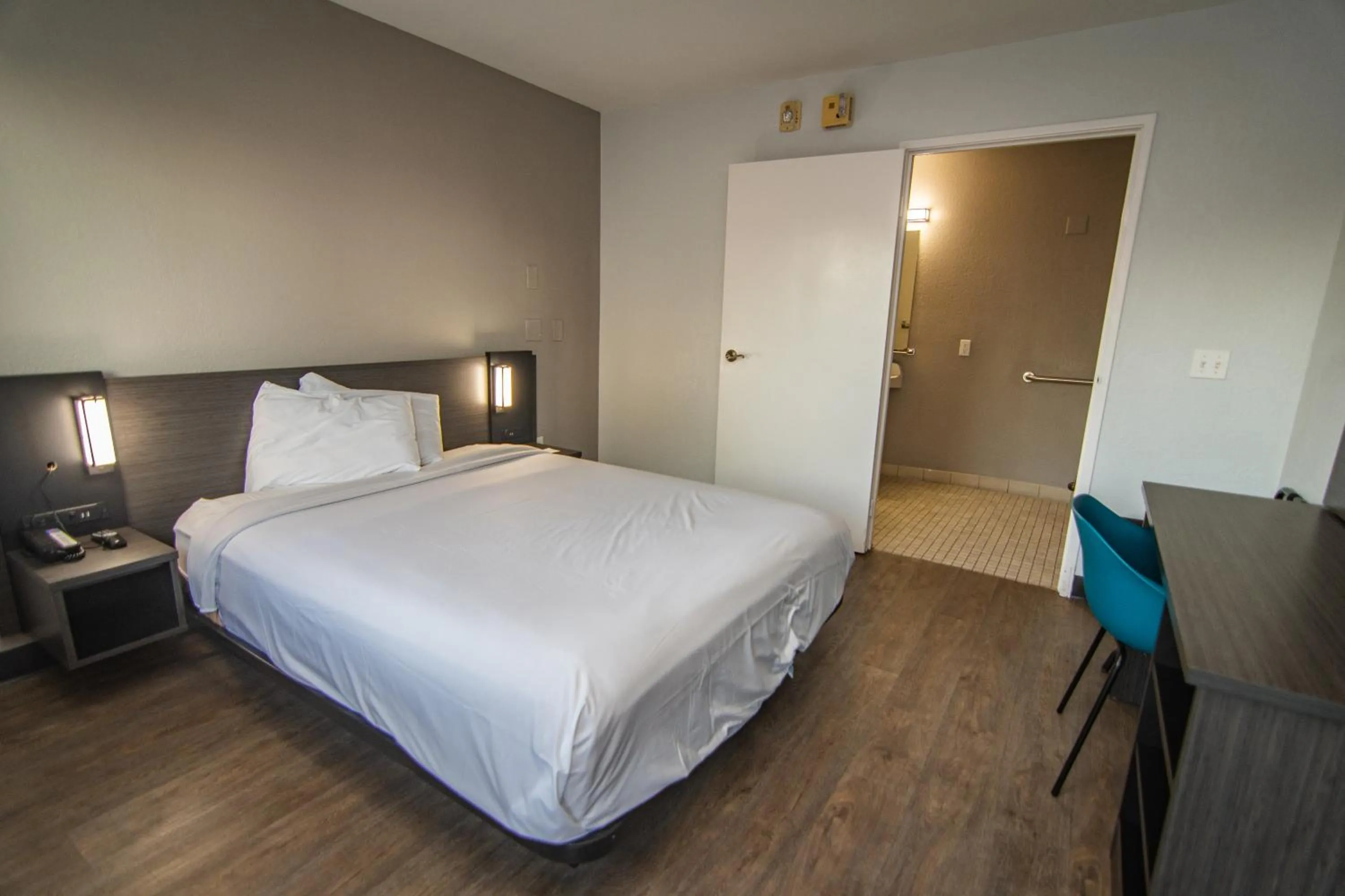 Bed in Motel 6-Lakeland, FL