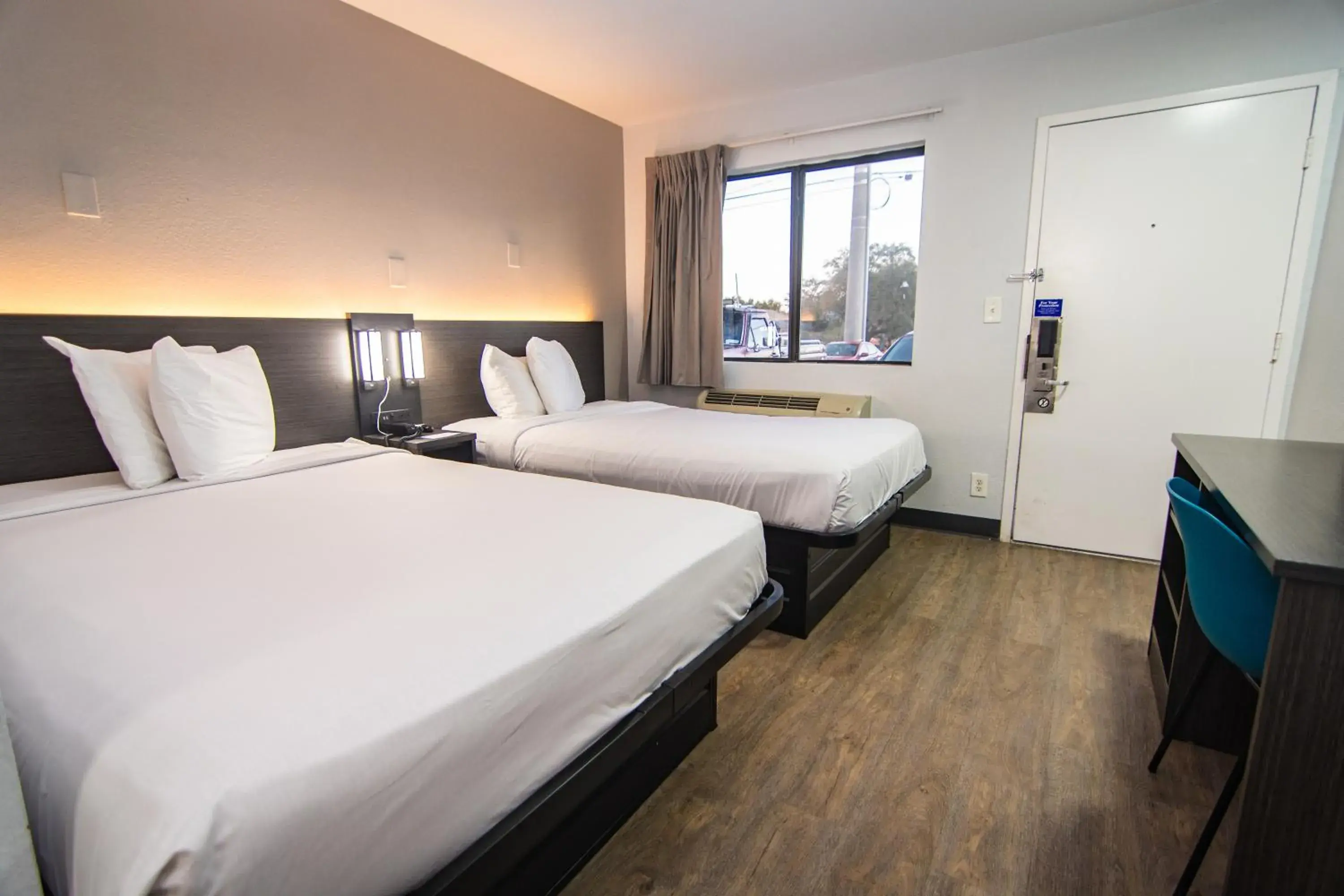 Deluxe Quadruple Room in Motel 6-Lakeland, FL Deluxe Quadruple Room in Motel 6-Lakeland, FL