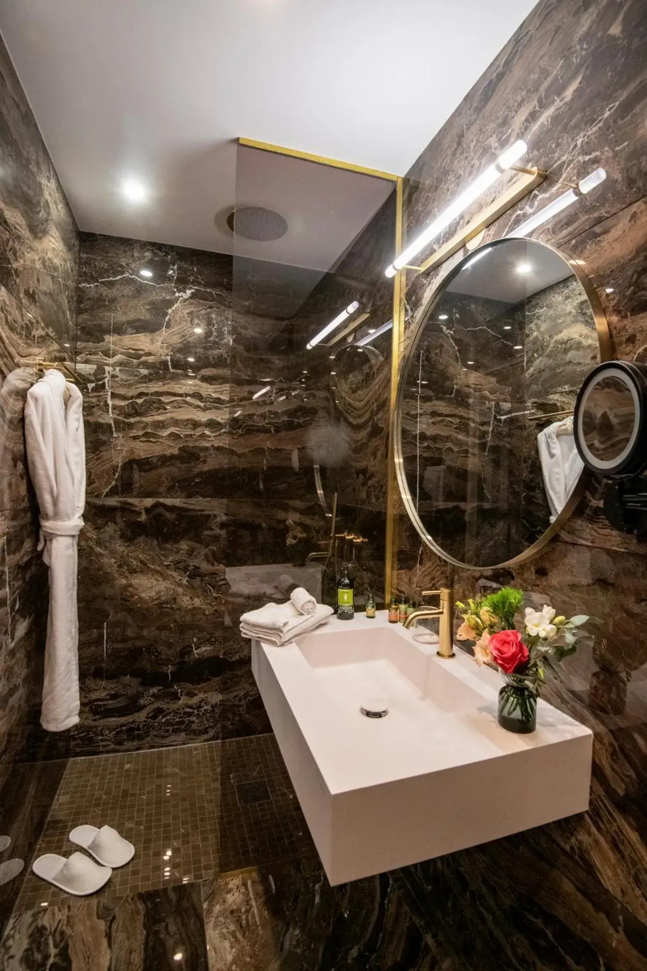 Bathroom in Hôtel Le Petit Palais