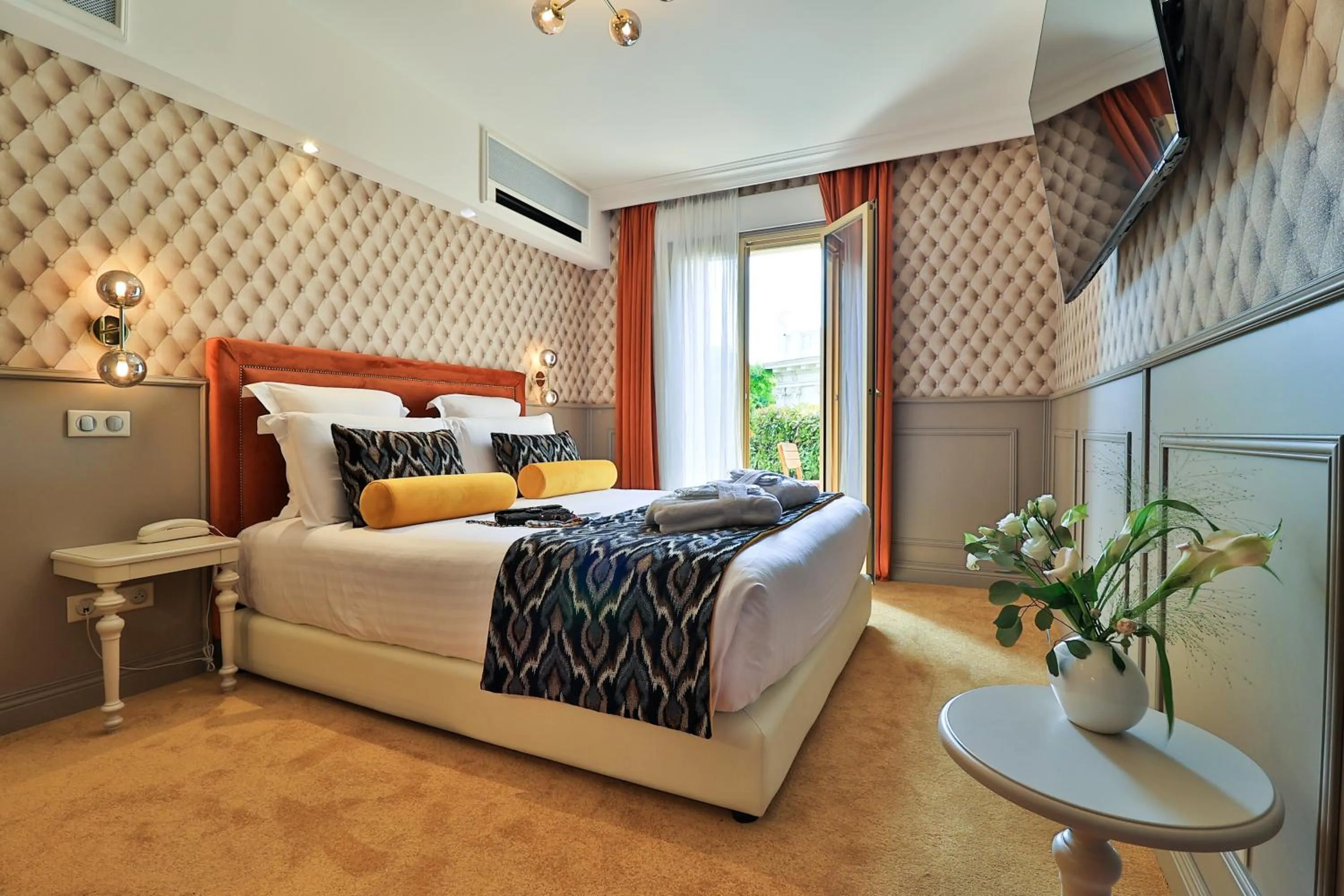 Bed in Hôtel Petit Palais