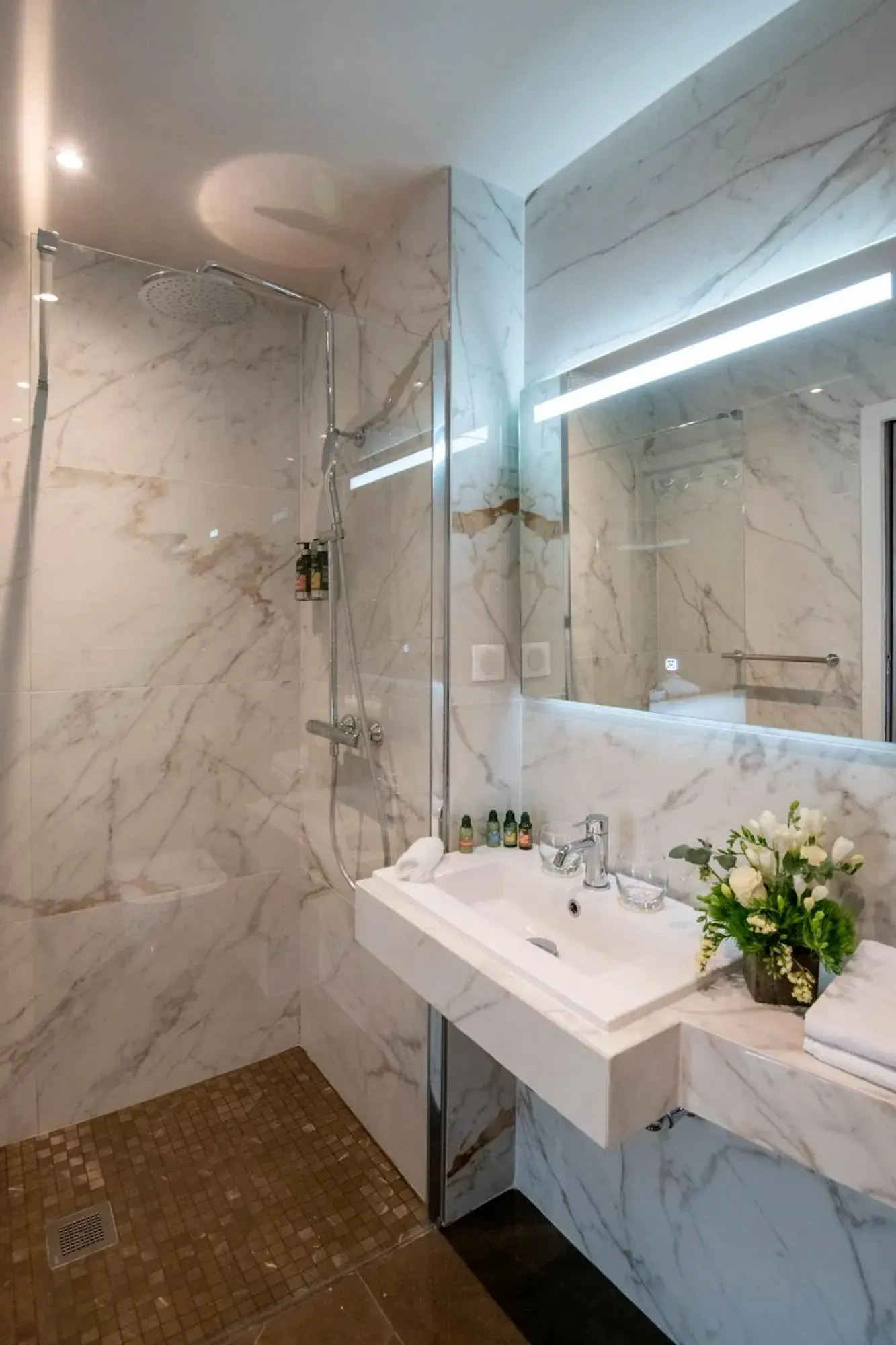 Bathroom in Hôtel Le Petit Palais