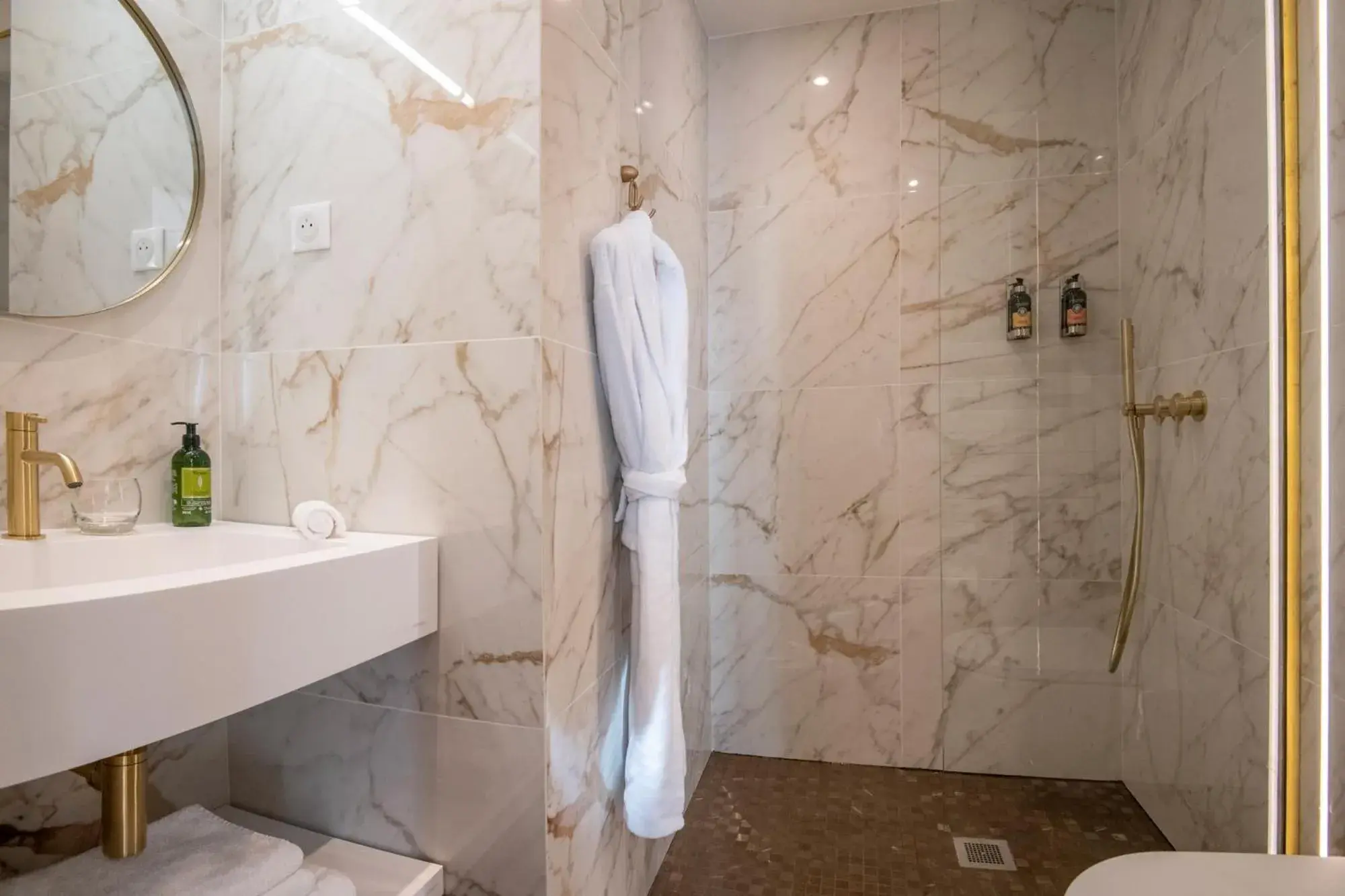 Bathroom in Hôtel Le Petit Palais