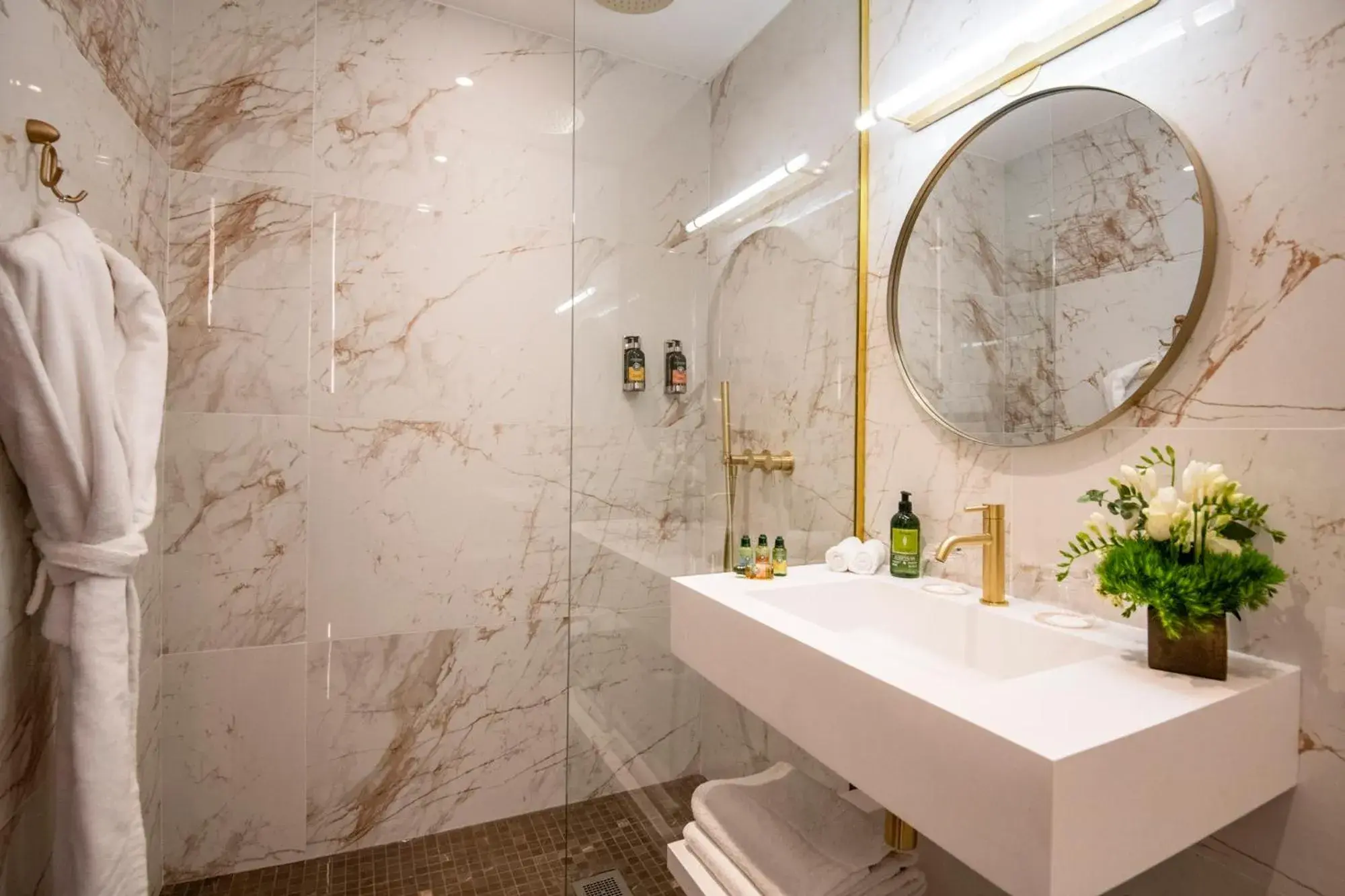 Bathroom in Hôtel Le Petit Palais