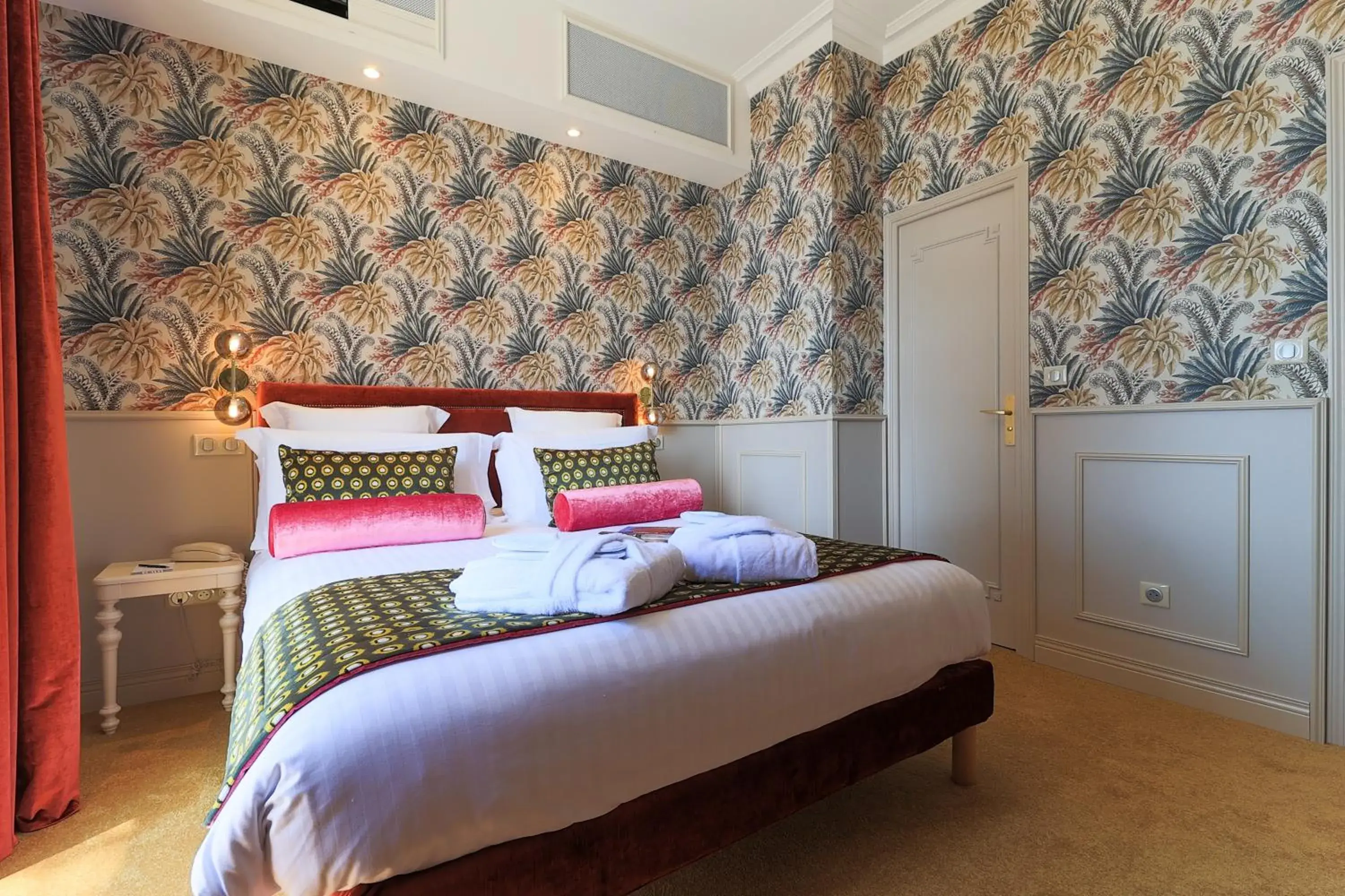 Bedroom, Bed in Hôtel Le Petit Palais