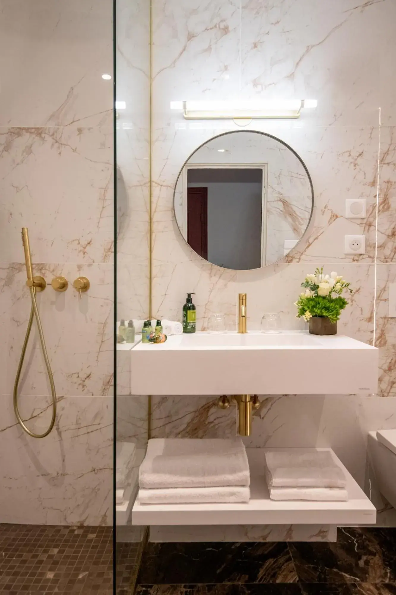 Bathroom in Hôtel Le Petit Palais