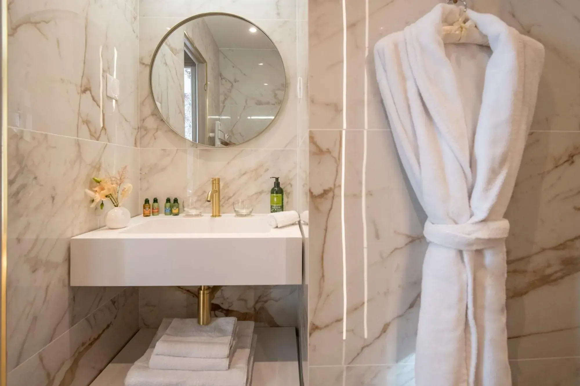 Bathroom in Hôtel Le Petit Palais