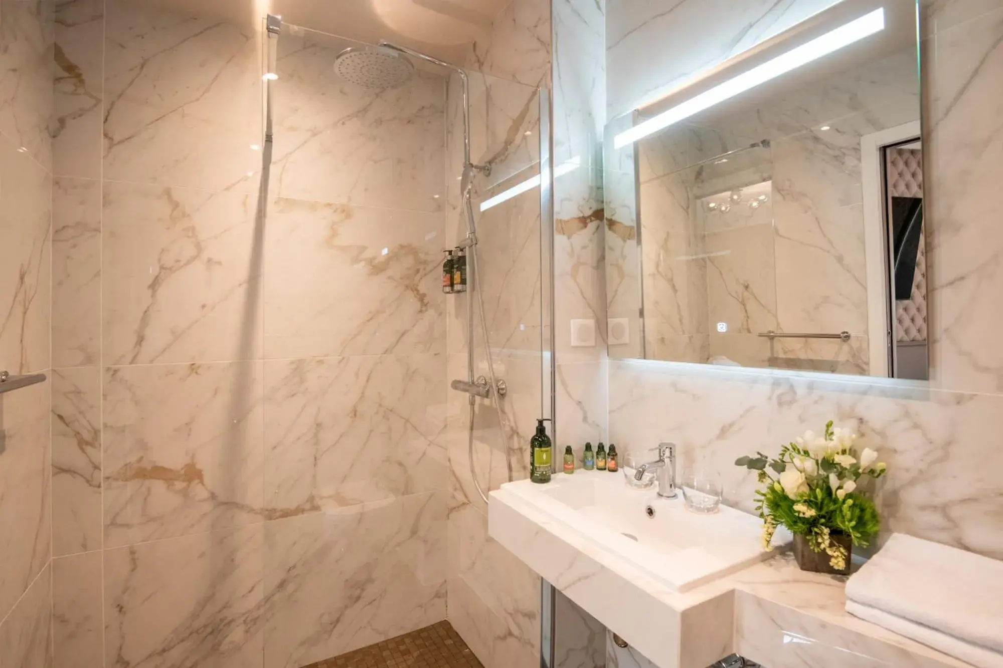 Bathroom in Hôtel Le Petit Palais