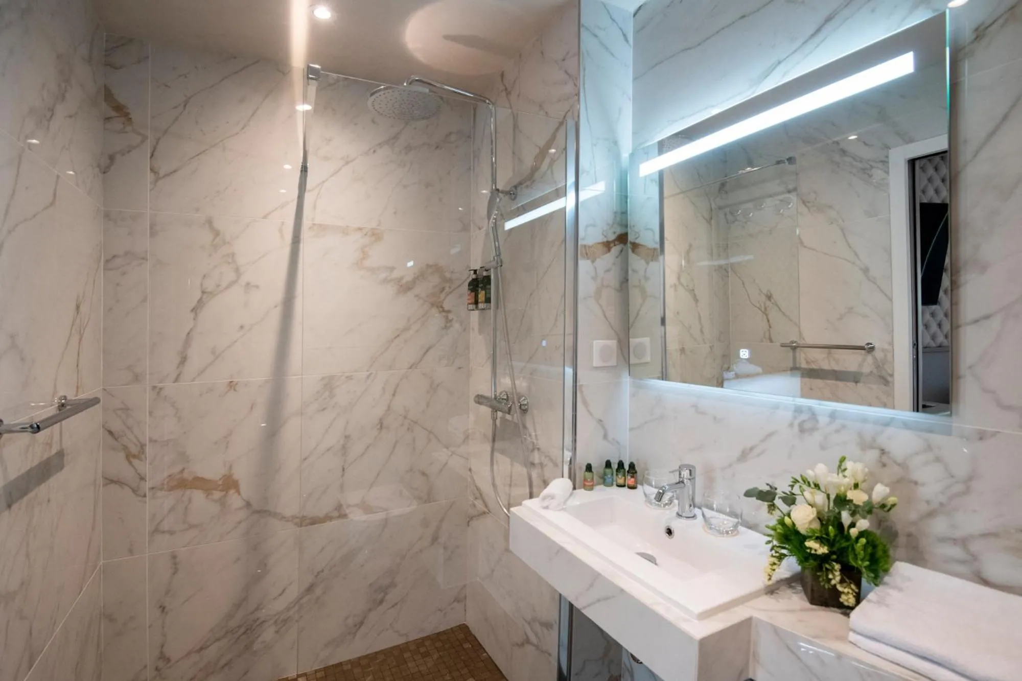 Bathroom in Hôtel Petit Palais