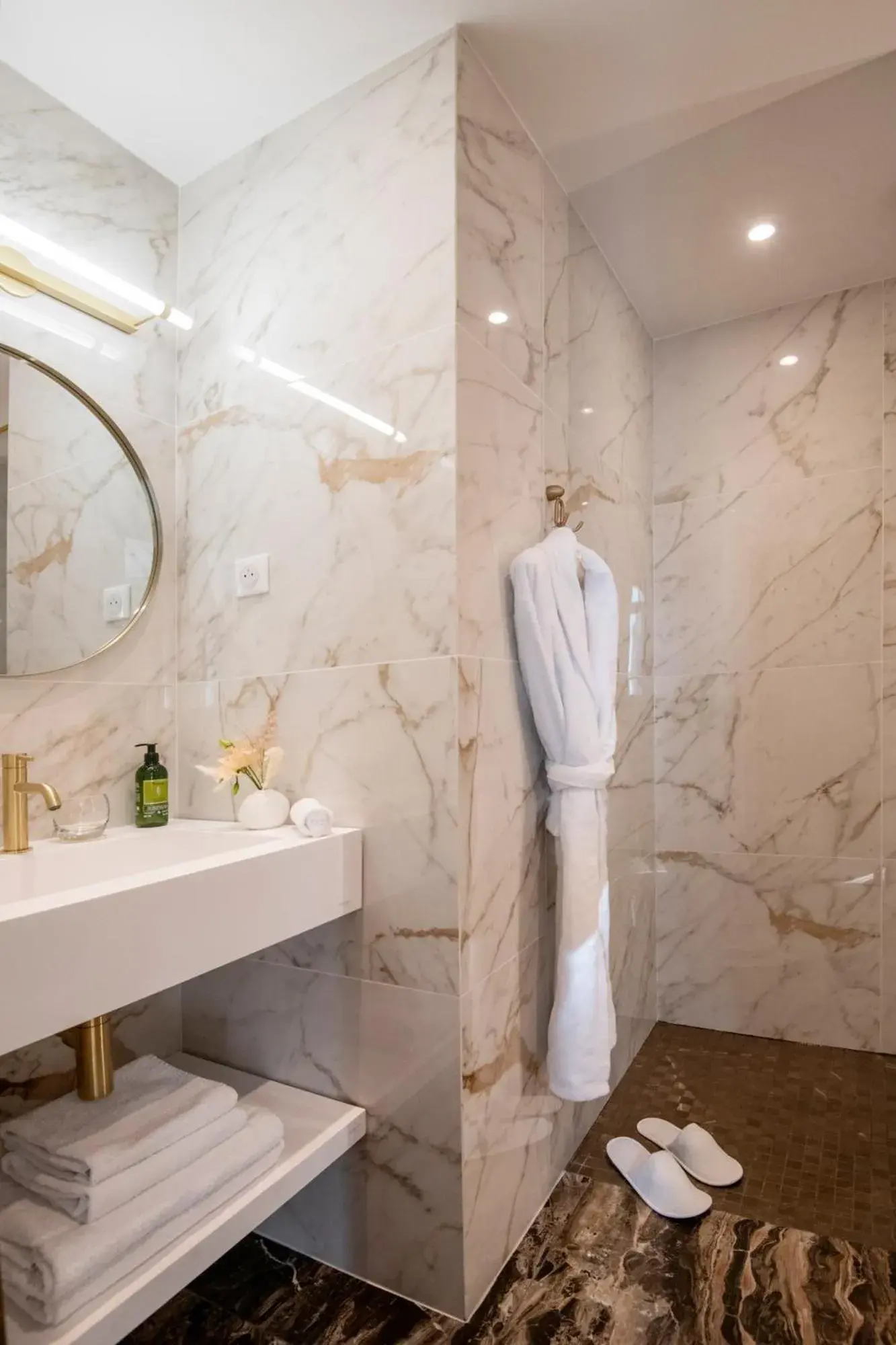 Bathroom in Hôtel Le Petit Palais