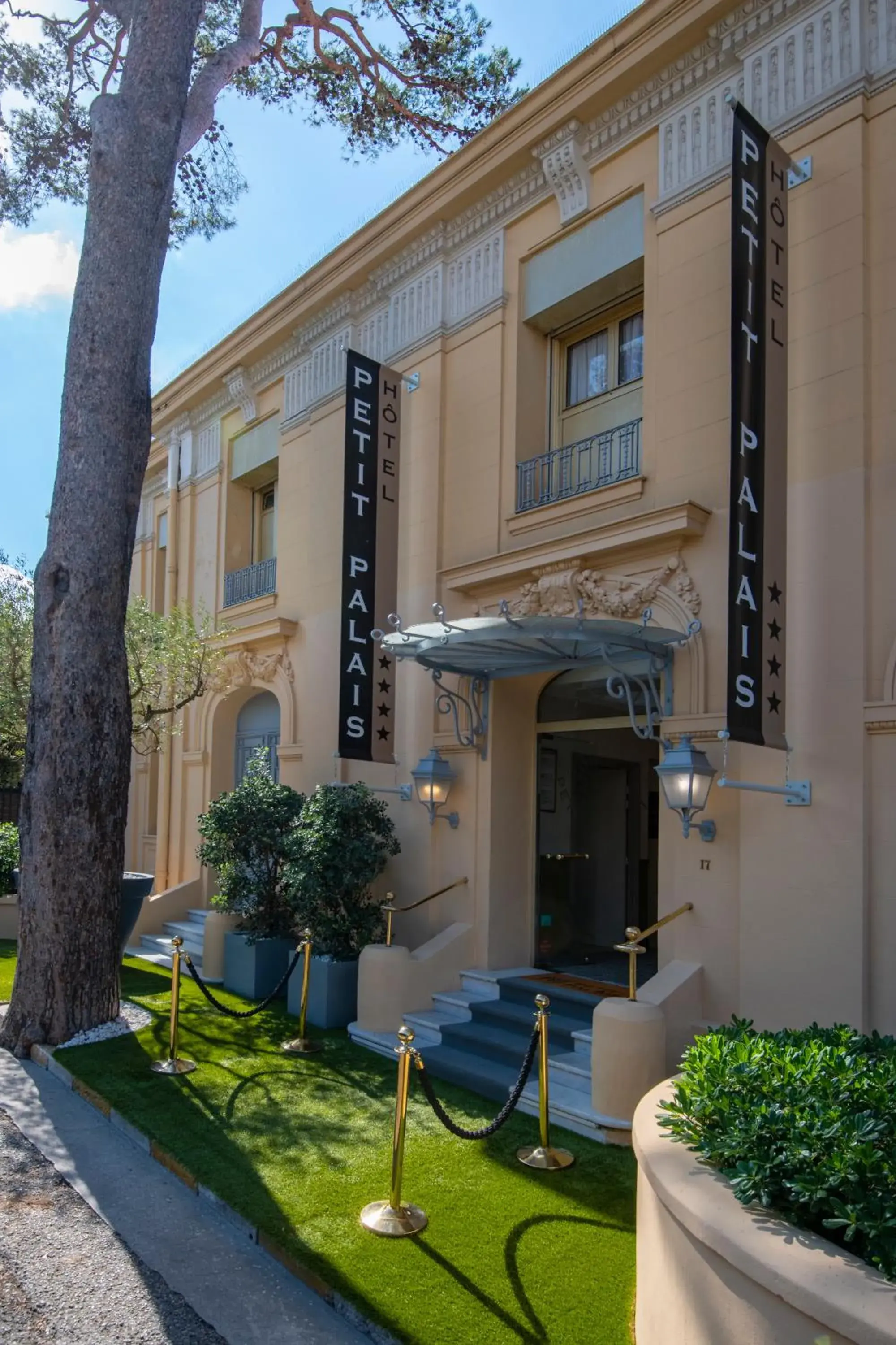 Property Building in Hôtel Le Petit Palais