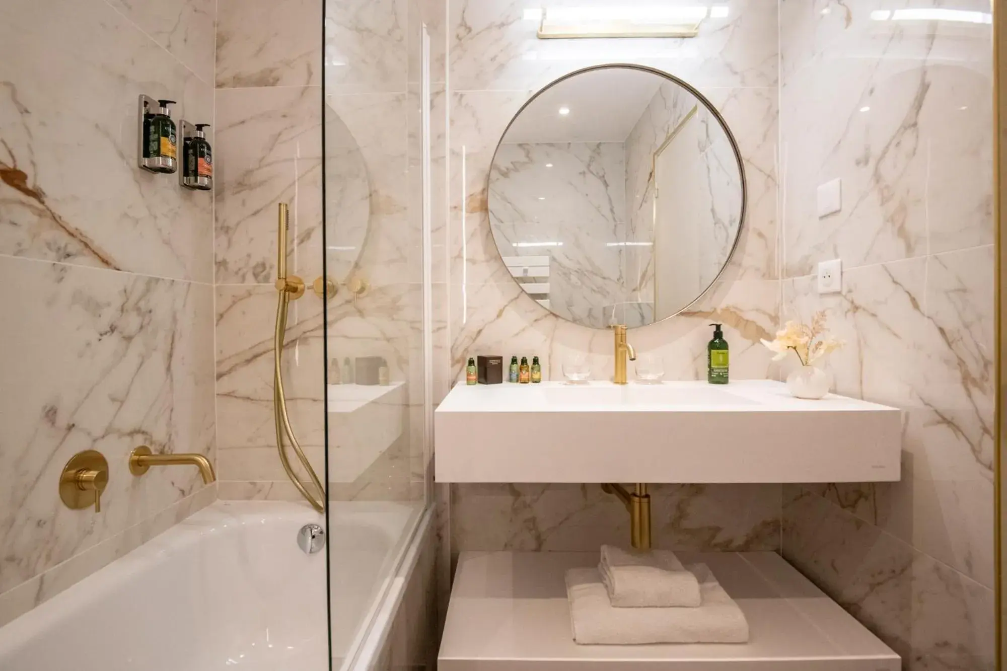 Bathroom in Hôtel Le Petit Palais