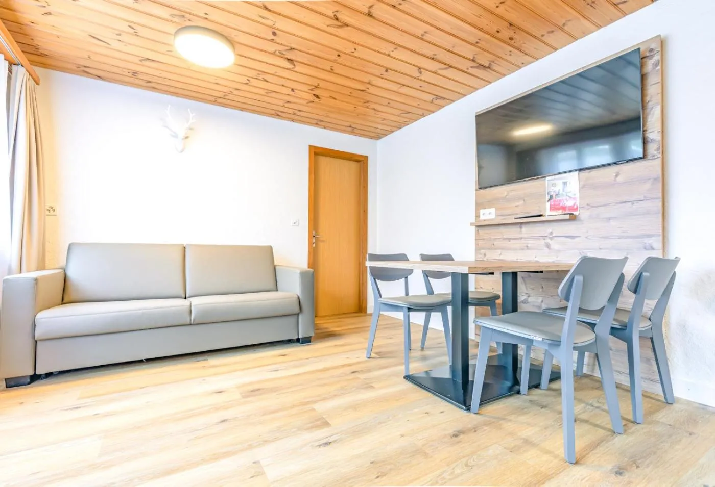 First Apartment - Aare Jungfrau AG