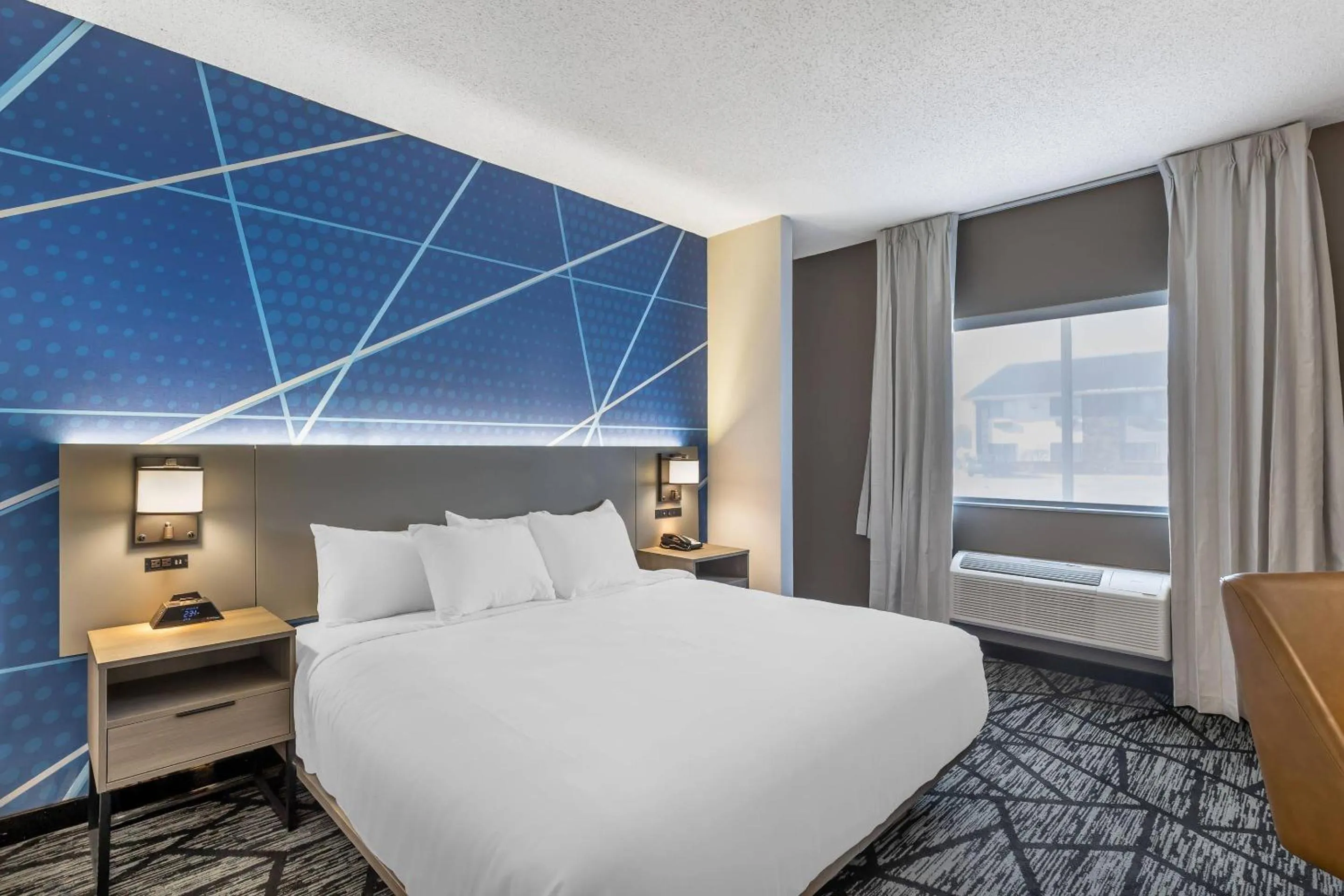 Bedroom, Bed in Comfort Inn Davenport East - Bettendorf