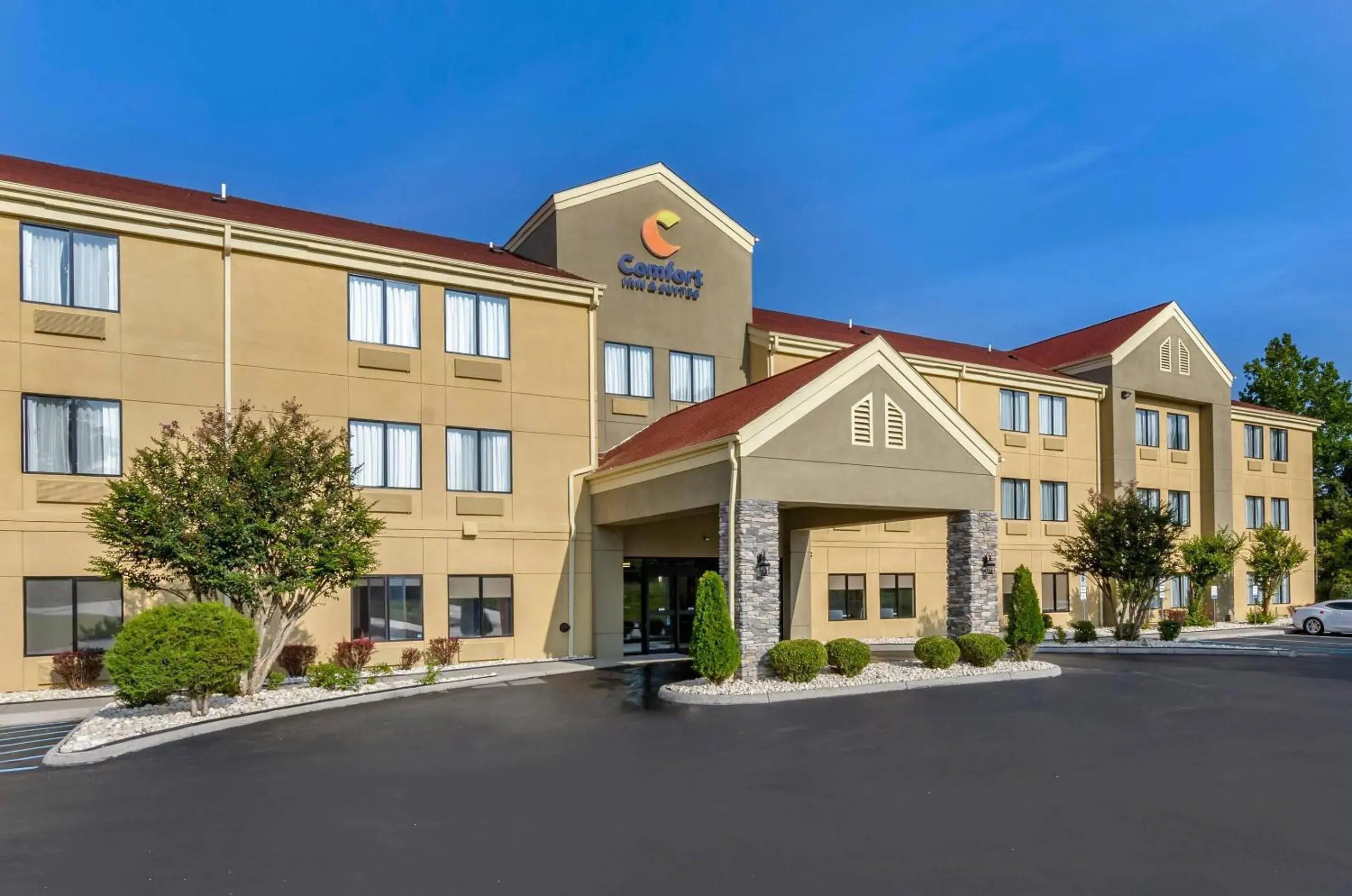 Property building in Comfort Inn & Suites Troutville-Roanoke North Property building in Comfort Inn & Suites Troutville-Roanoke North