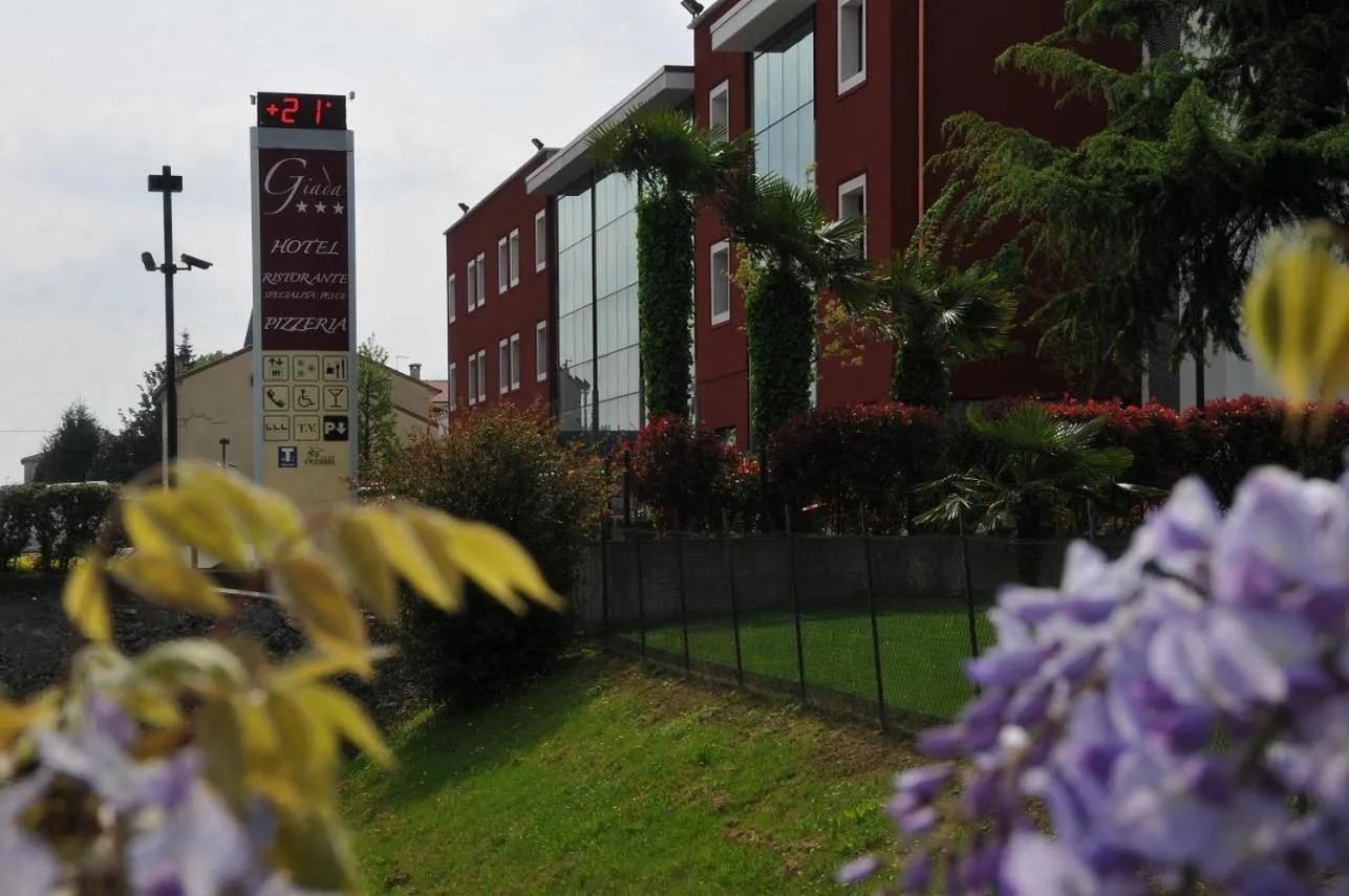 Property building in Hotel Ristorante Giada