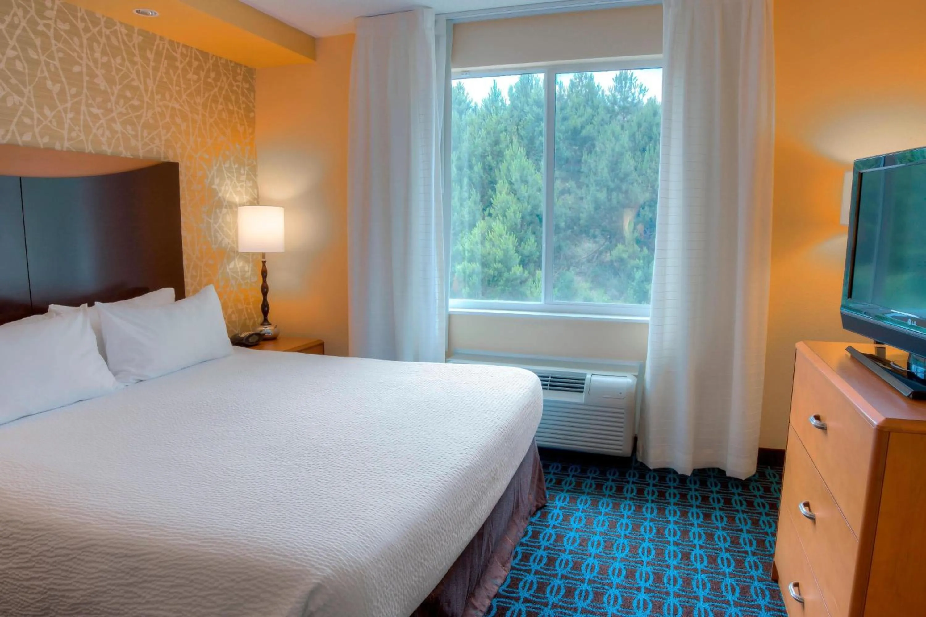 Photo of the whole room, Bed in Fairfield Inn & Suites by Marriott Mobile Daphne/Eastern Shore