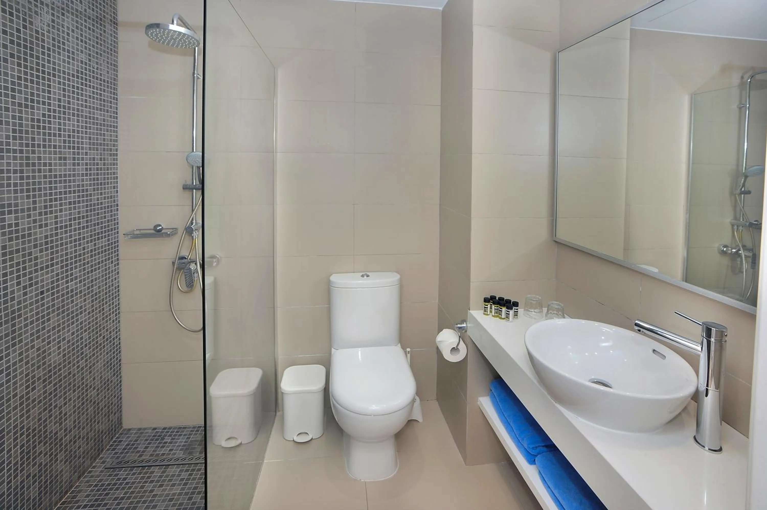 Shower in Nissiana Hotel & Bungalows