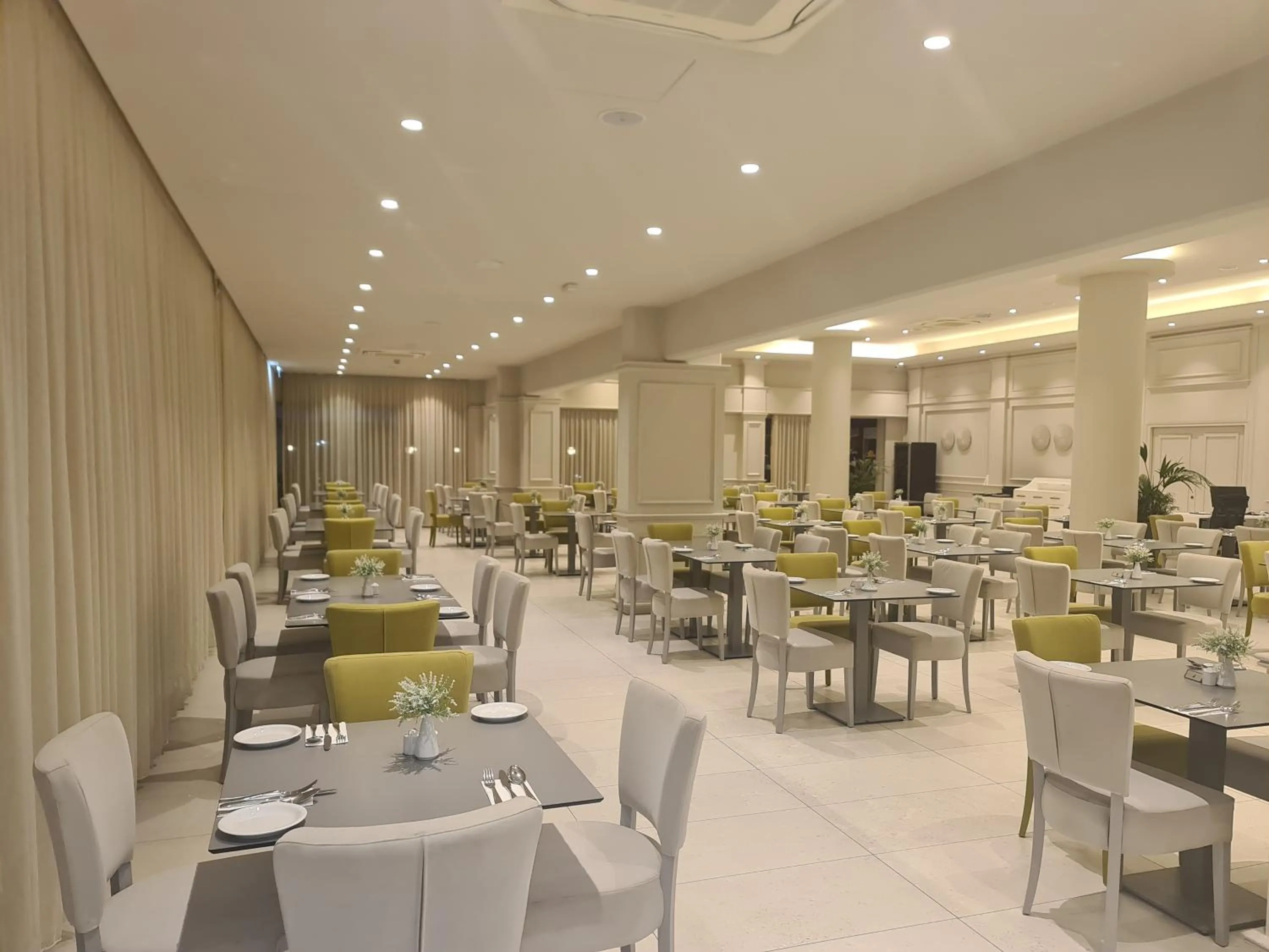 Restaurant/places to eat in Nissiana Hotel & Bungalows