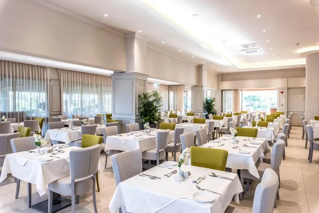 Restaurant/places to eat in Nissiana Hotel & Bungalows