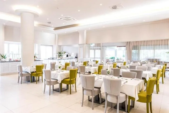 Restaurant/places to eat in Nissiana Hotel & Bungalows