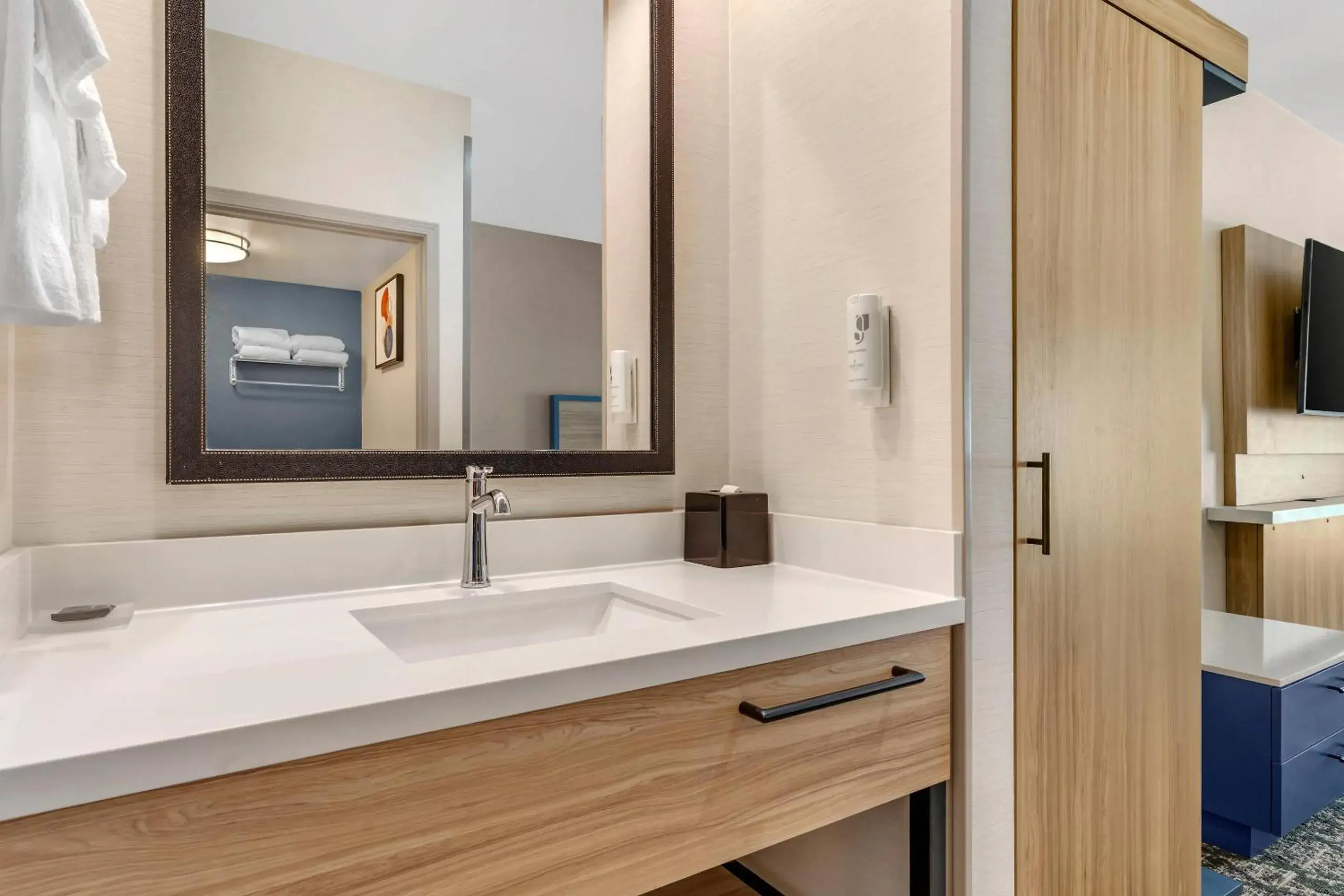 Bedroom, Bed in Country Inn & Suites by Radisson, Modesto-Salida Bedroom, Bed in Country Inn & Suites by Radisson, Modesto-Salida