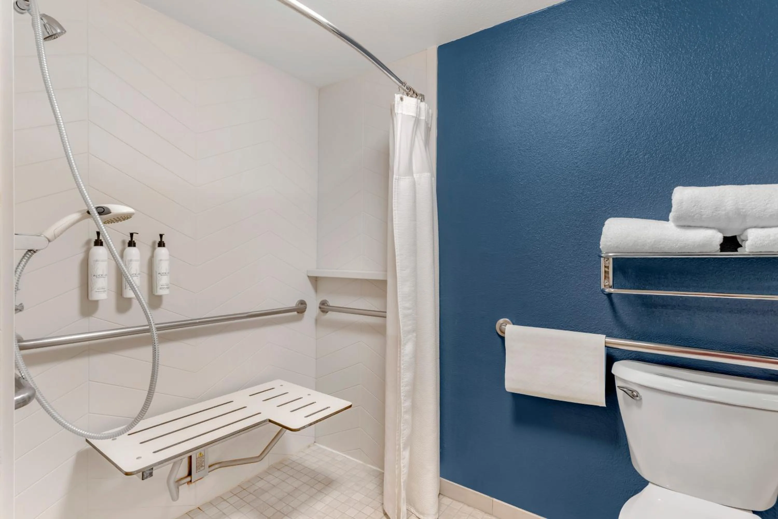 Shower in Country Inn & Suites by Radisson, Modesto-Salida