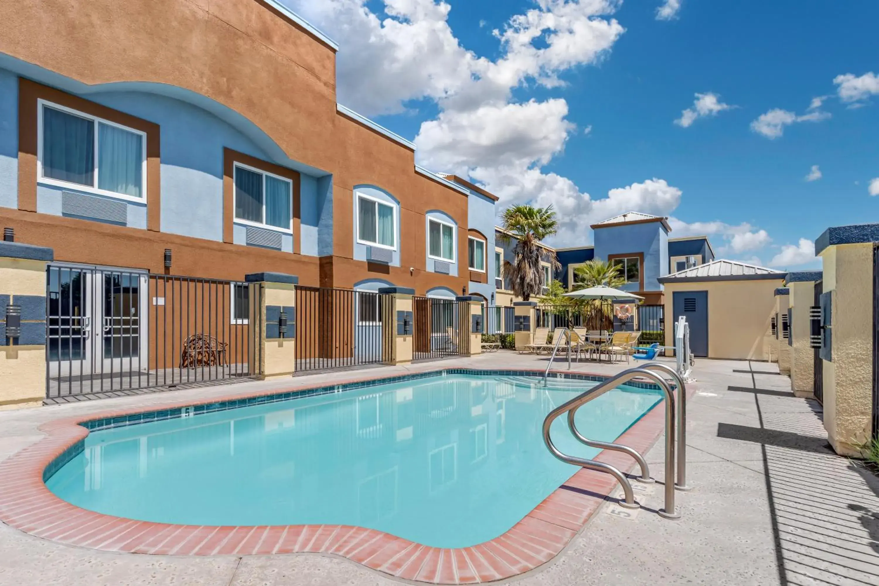 Swimming pool in Country Inn & Suites by Radisson, Modesto-Salida Swimming pool in Country Inn & Suites by Radisson, Modesto-Salida
