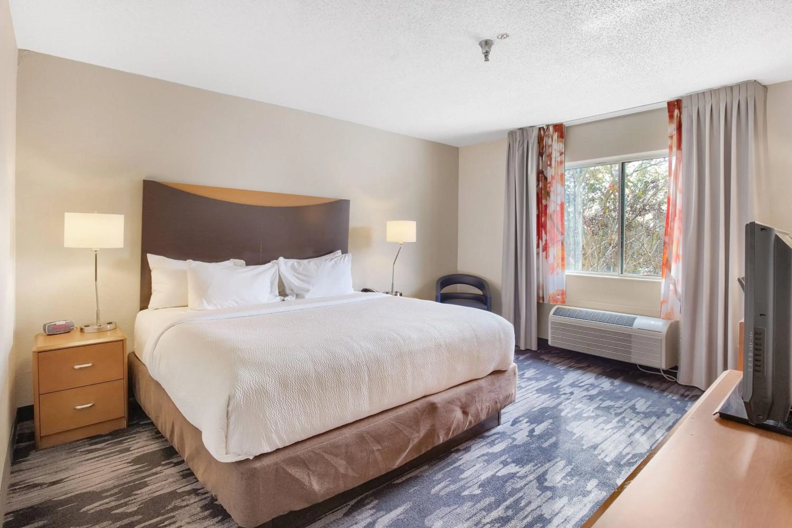 Photo of the whole room, Bed in Fairfield Inn and Suites Mobile