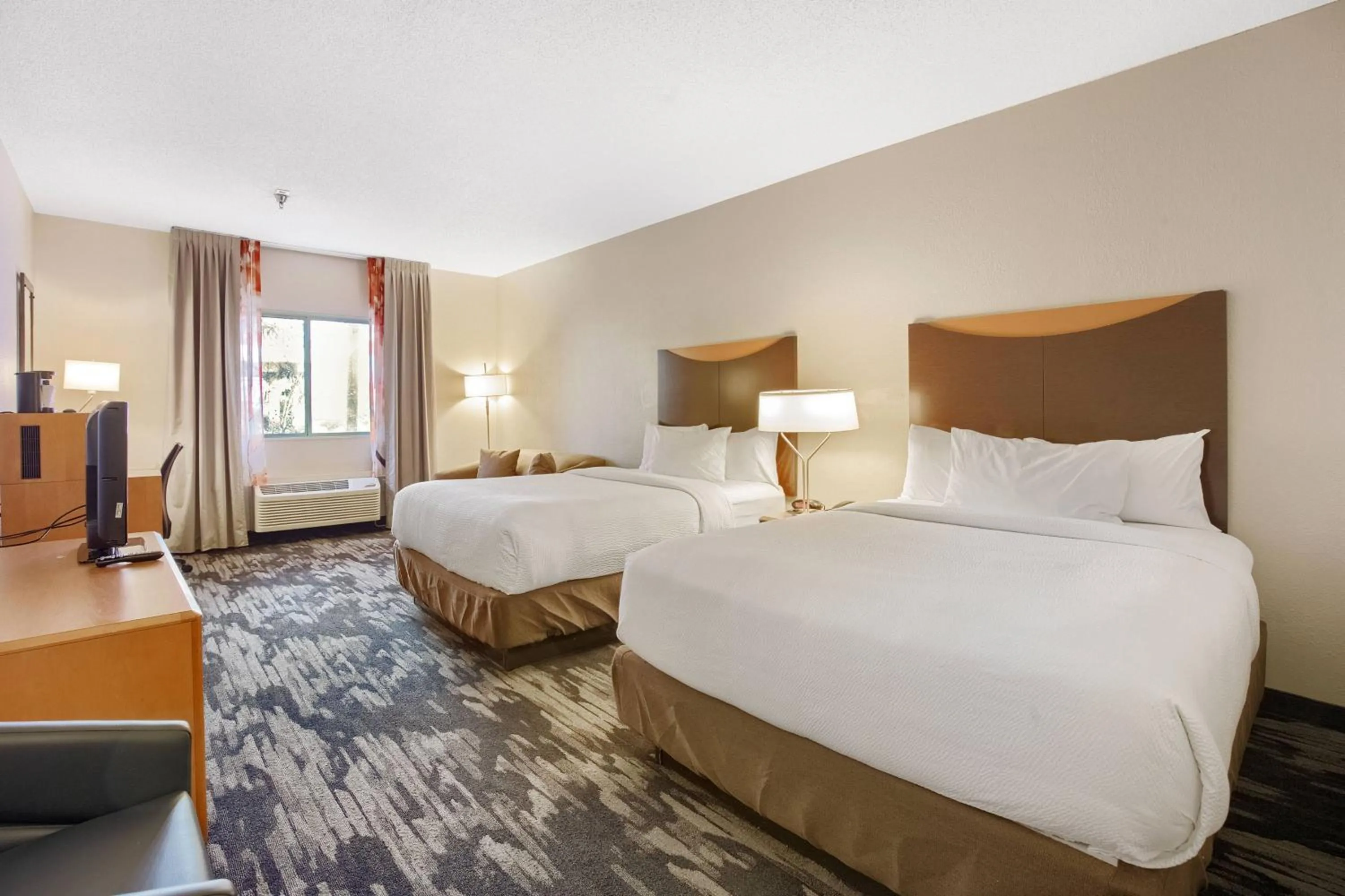 Photo of the whole room, Bed in Fairfield Inn and Suites Mobile
