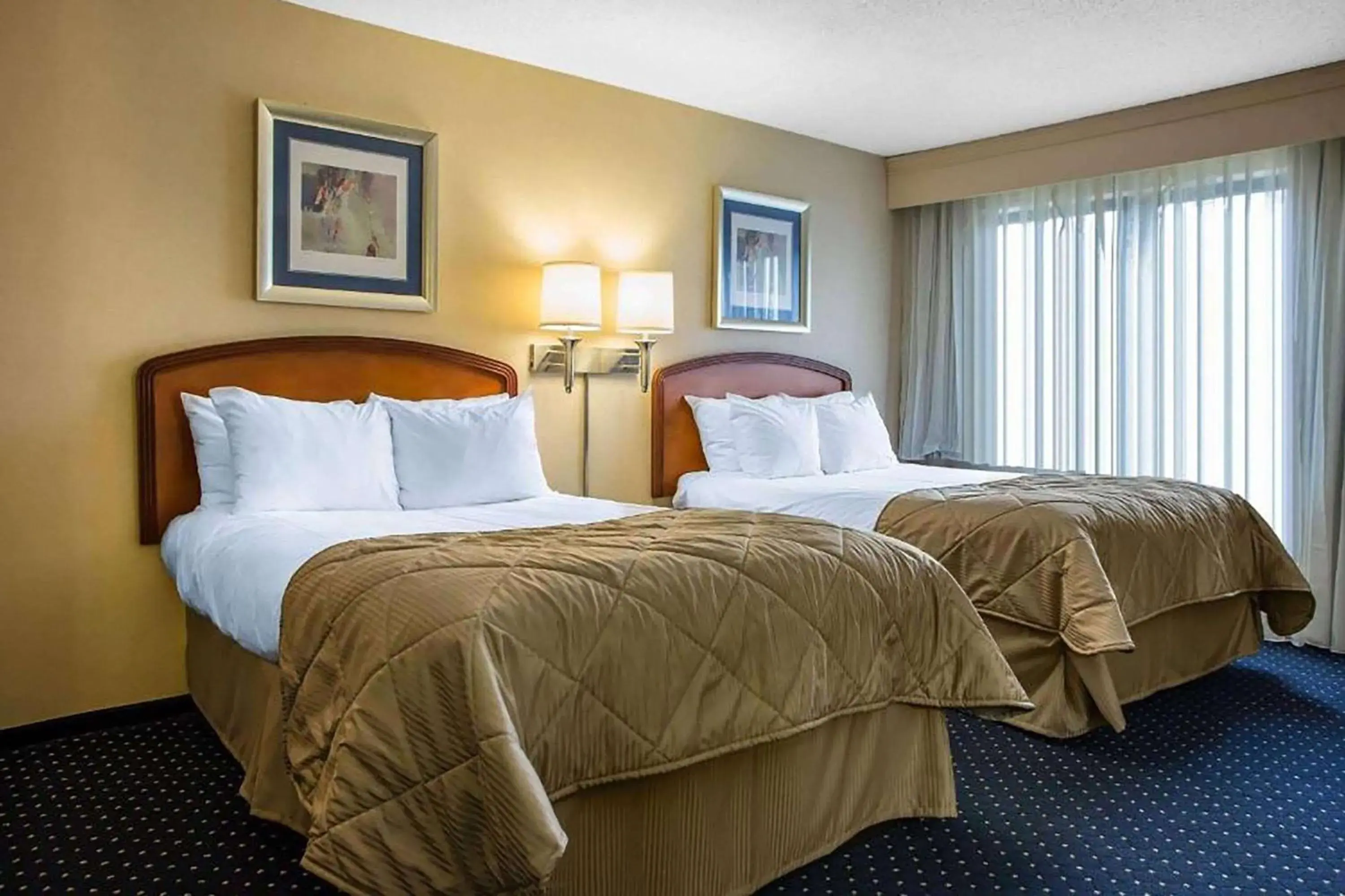 Photo of the whole room, Bed in Clarion Inn Photo of the whole room, Bed in Clarion Inn
