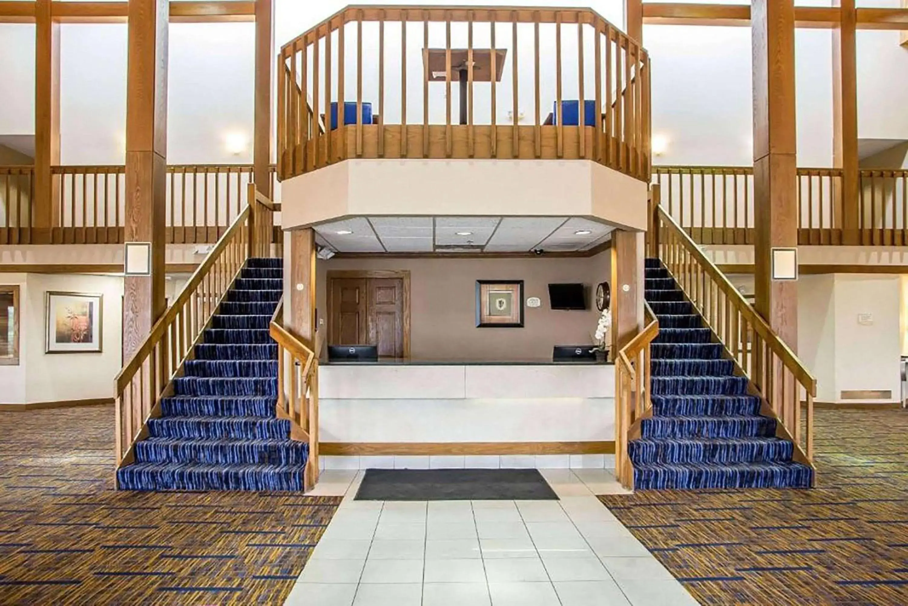 Lobby or reception, Bed in Clarion Inn Lobby or reception, Bed in Clarion Inn