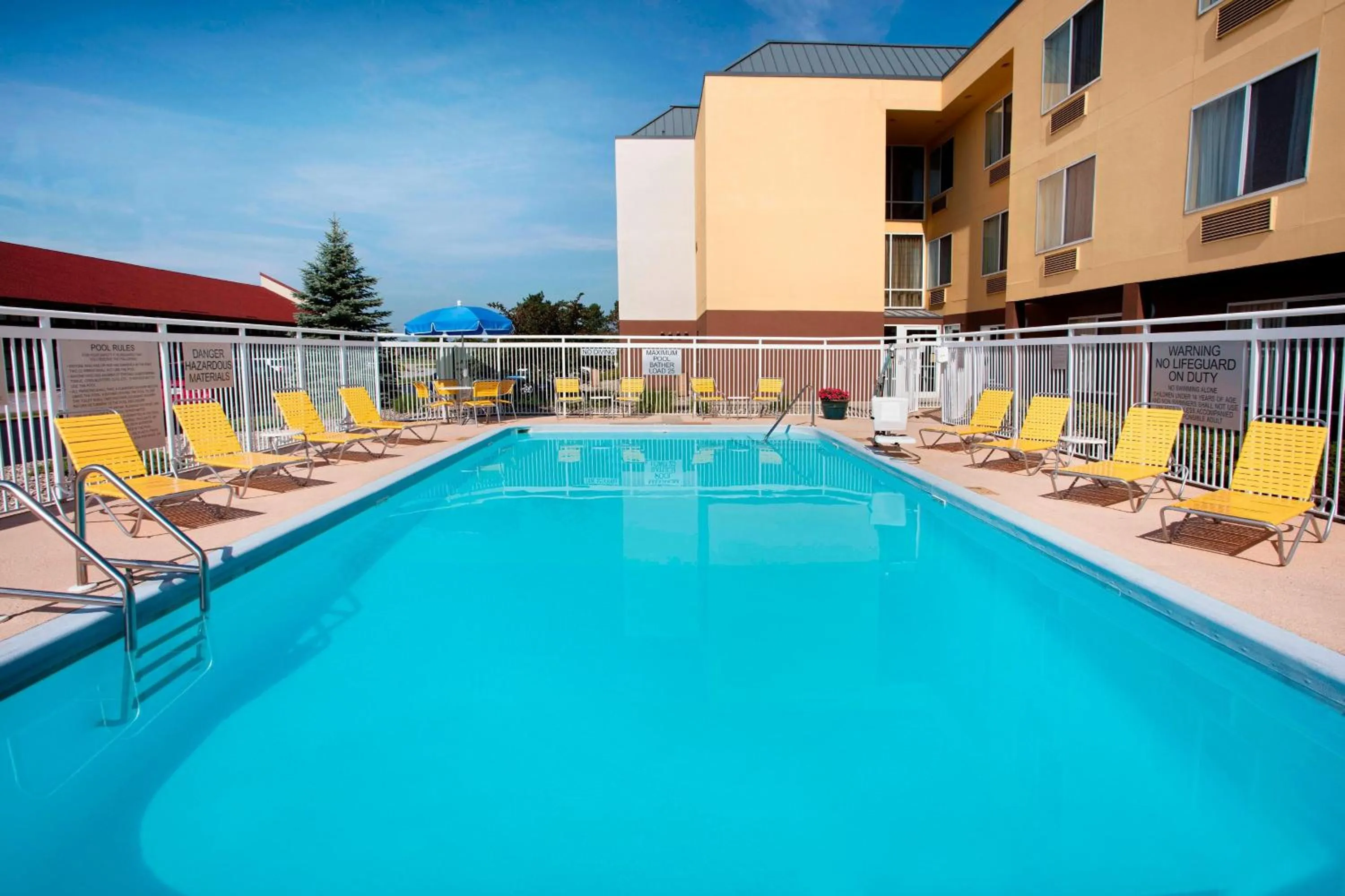 Swimming pool in Fairfield Inn & Suites Merrillville