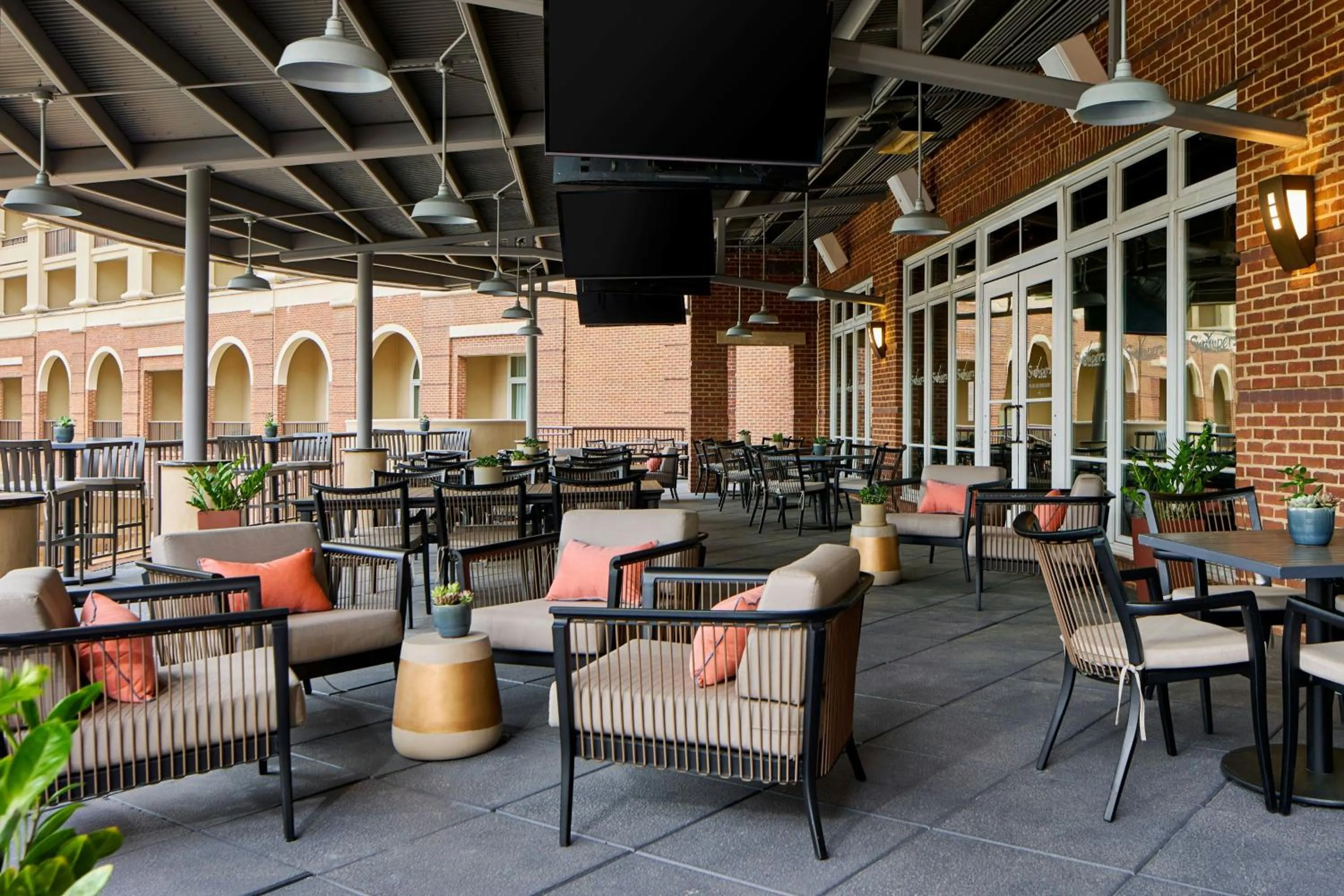 Restaurant/places to eat in Renaissance Shoals Resort & Spa