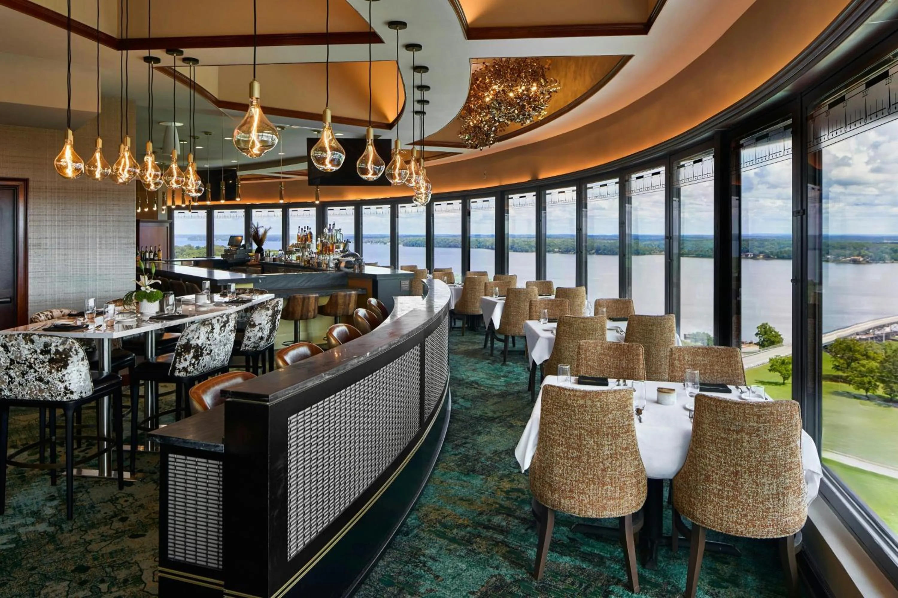 Restaurant/places to eat in Renaissance Shoals Resort & Spa