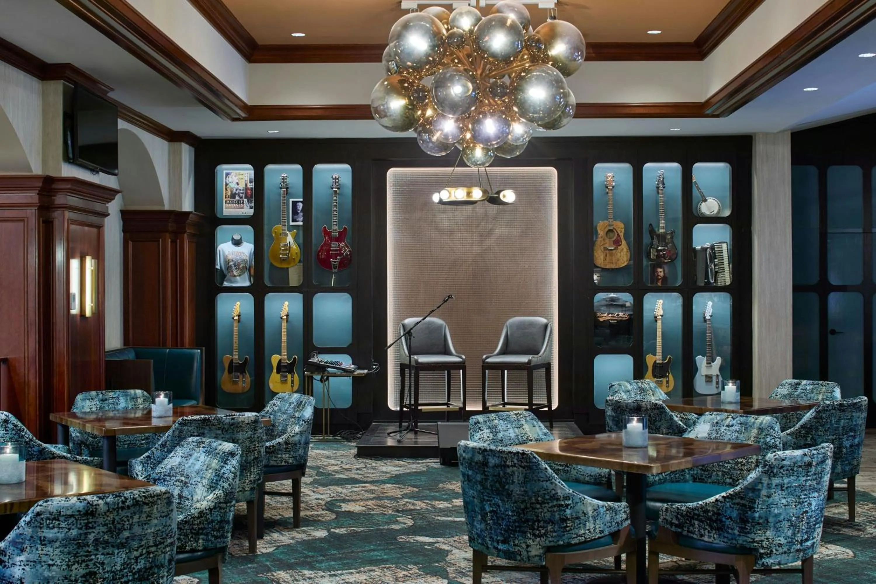 Lounge or bar in Renaissance Shoals Resort & Spa