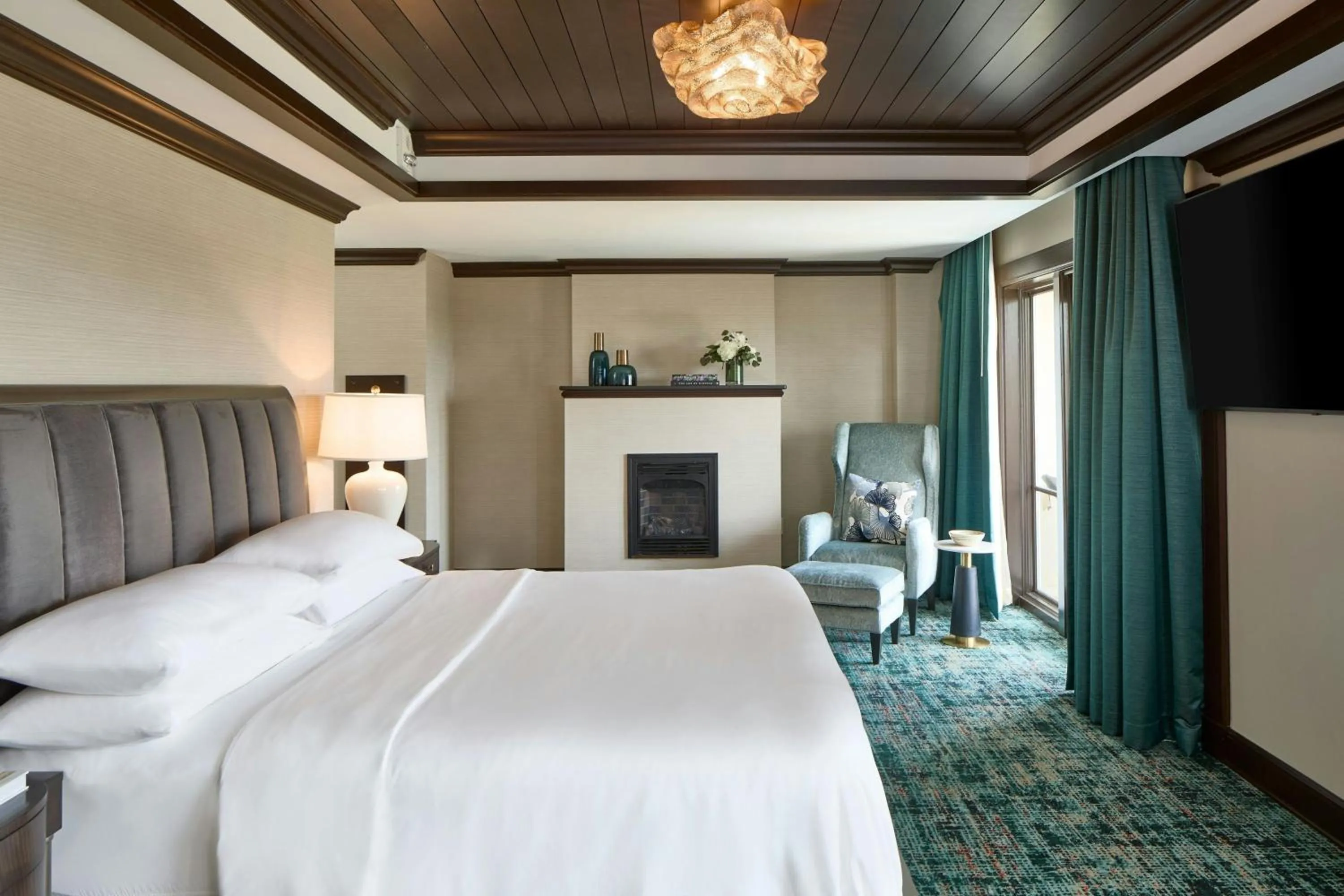 Bedroom, Bed in Renaissance Shoals Resort & Spa