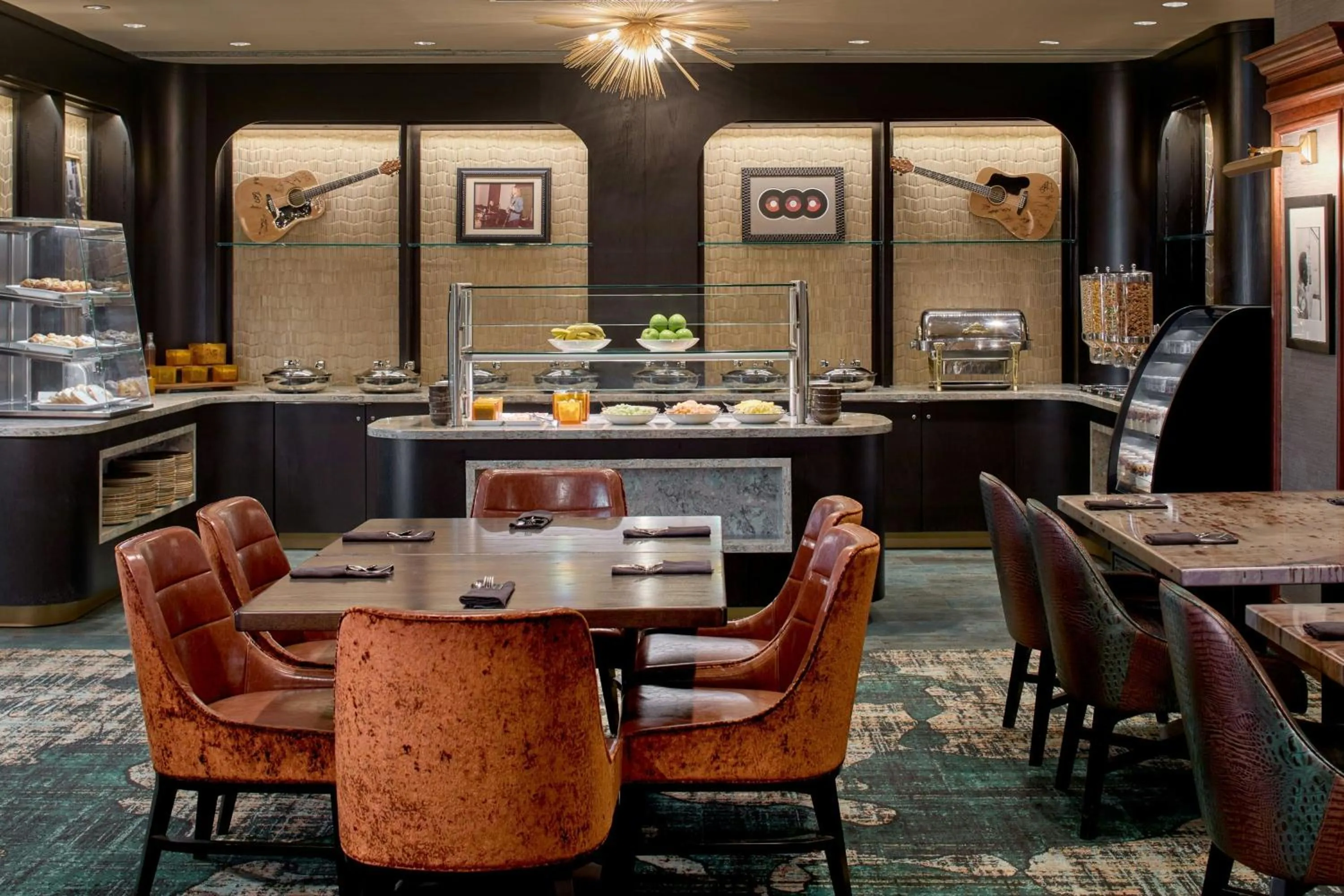 Lounge or bar in Renaissance Shoals Resort & Spa