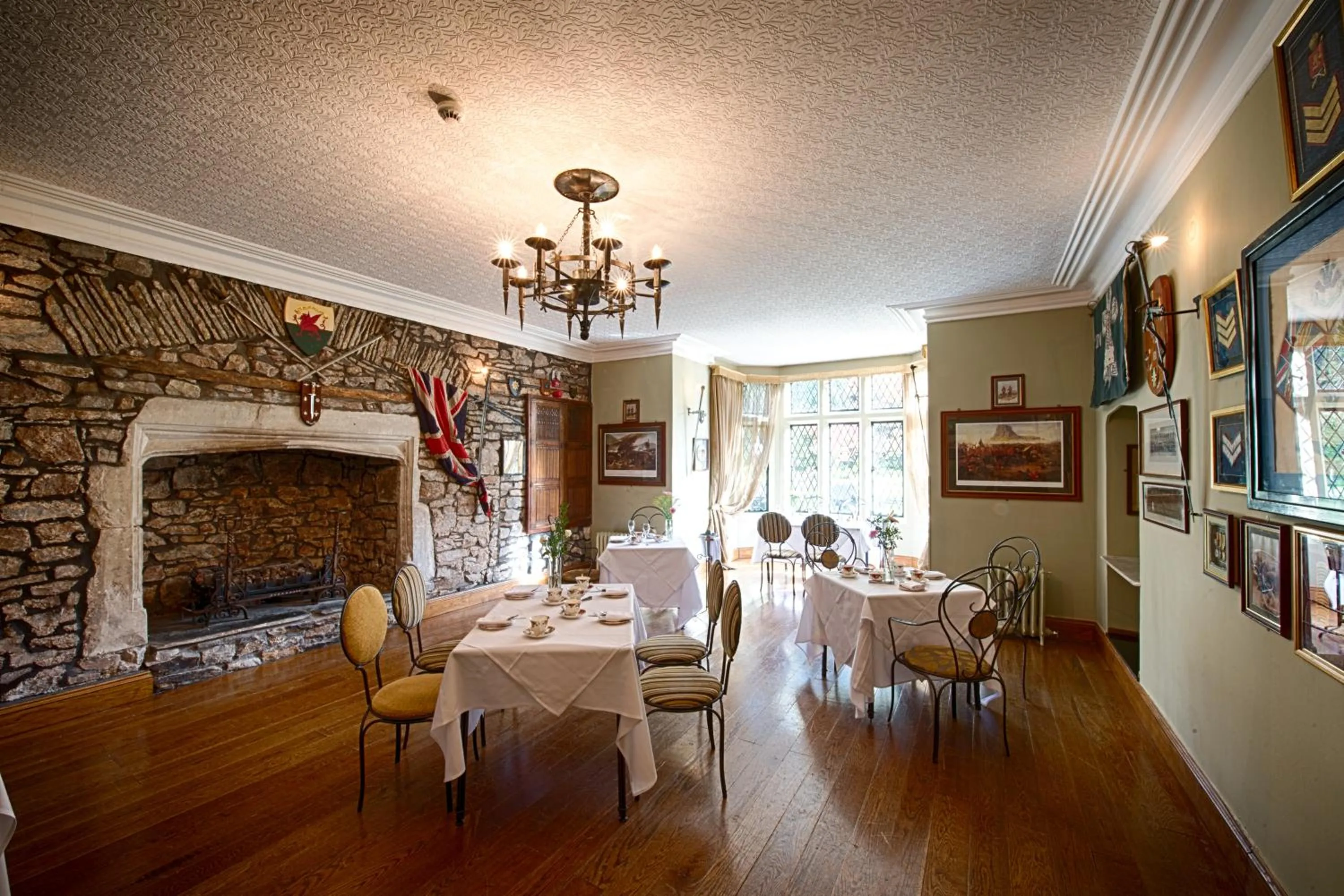 Restaurant/places to eat in Miskin Manor Hotel