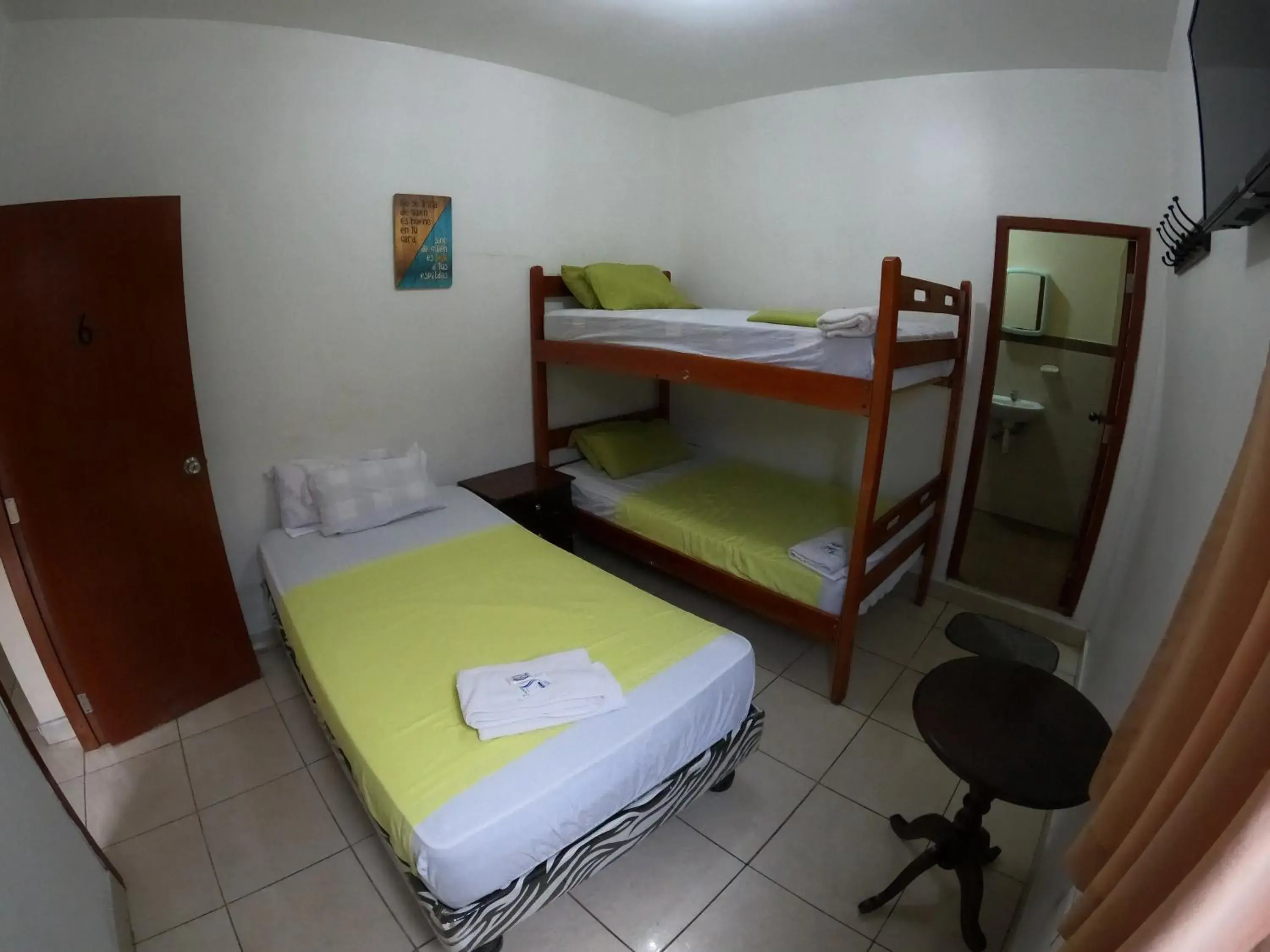 Classic Triple Room in Hostal El Naufrago 1 Classic Triple Room in Hostal El Naufrago 1