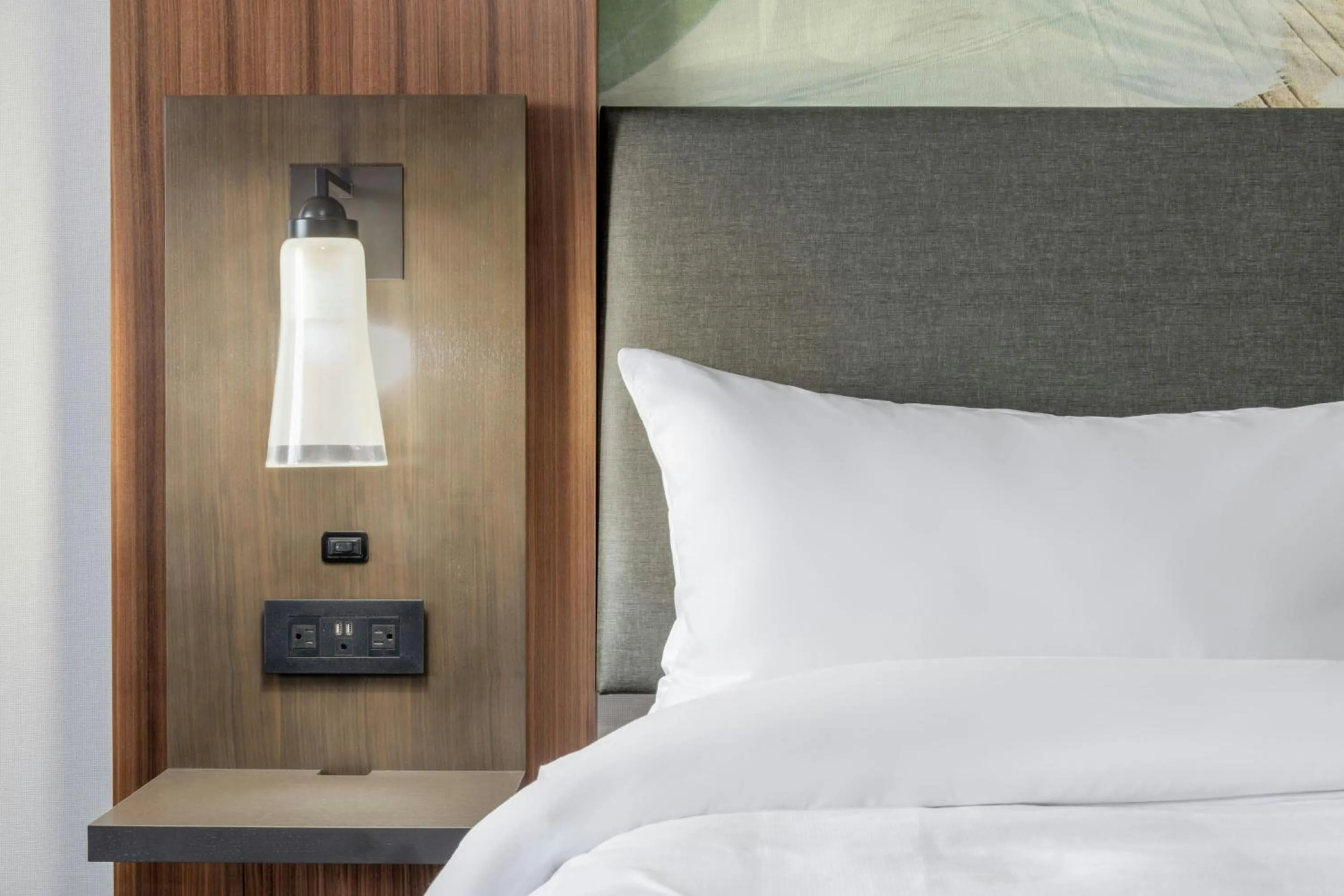 Photo of the whole room, Bed in Madison Marriott West