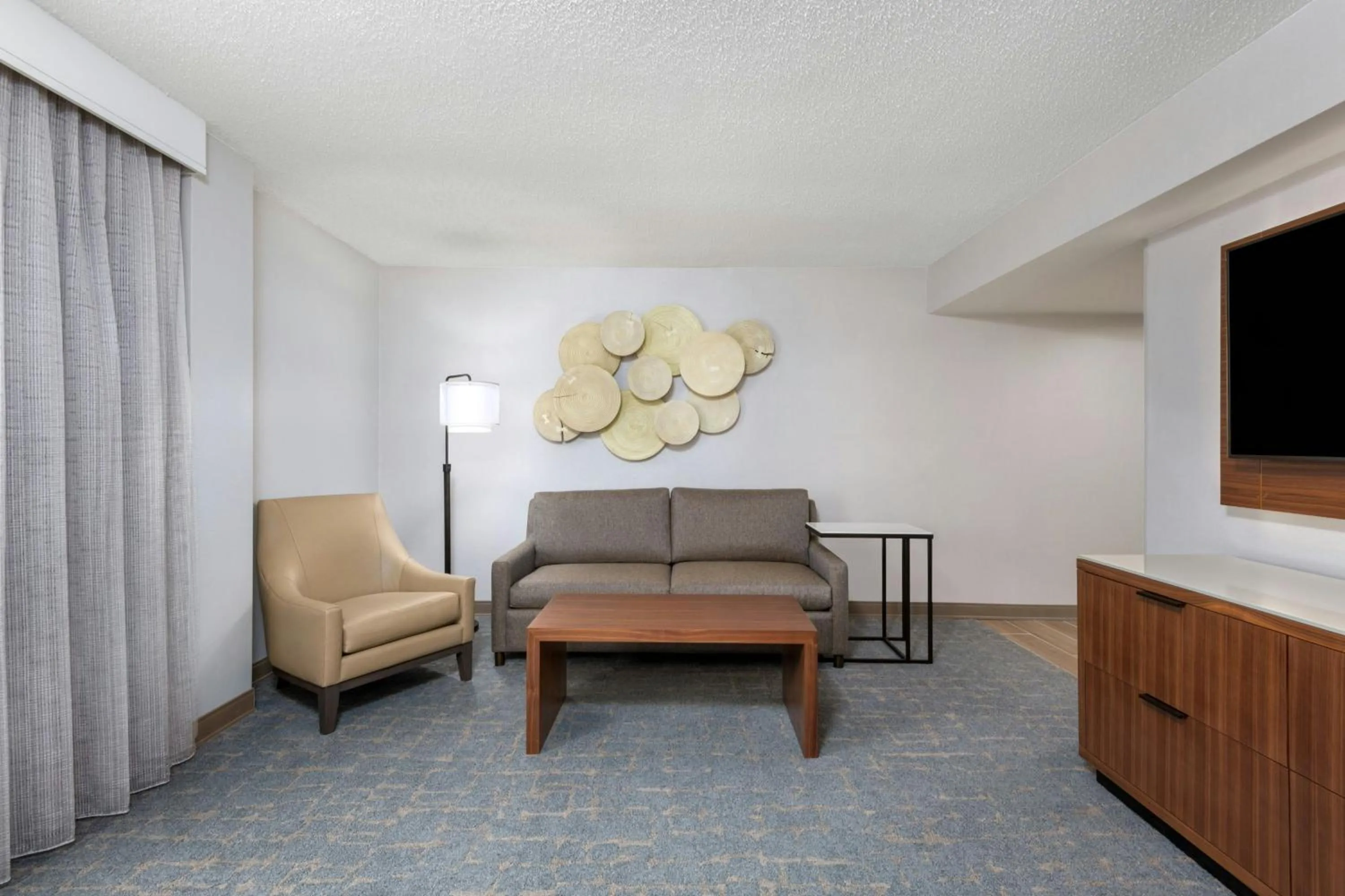 Living room in Madison Marriott West